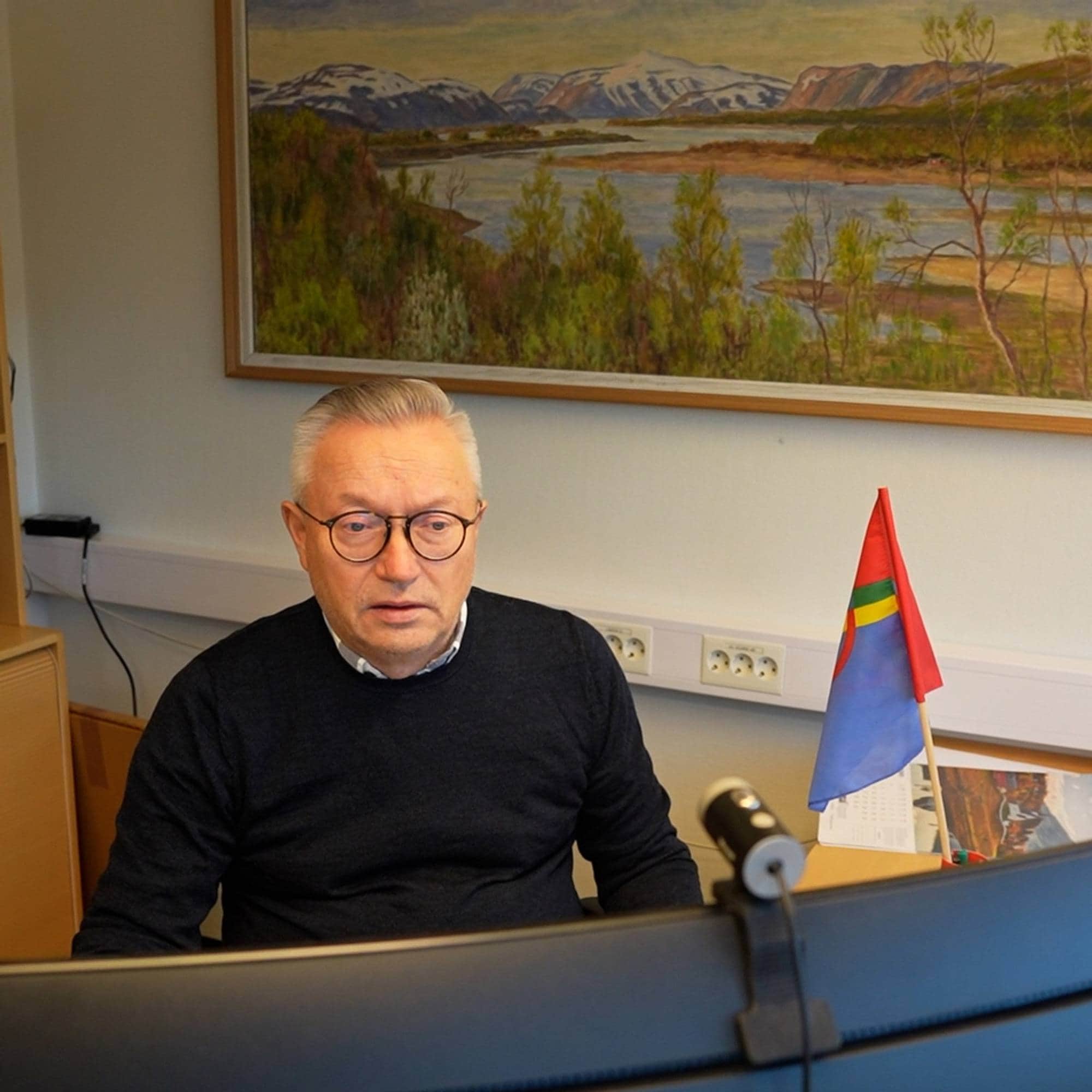 Jon Erland Balto sitter ved kontorpulten på ordførerkontoret i Tana