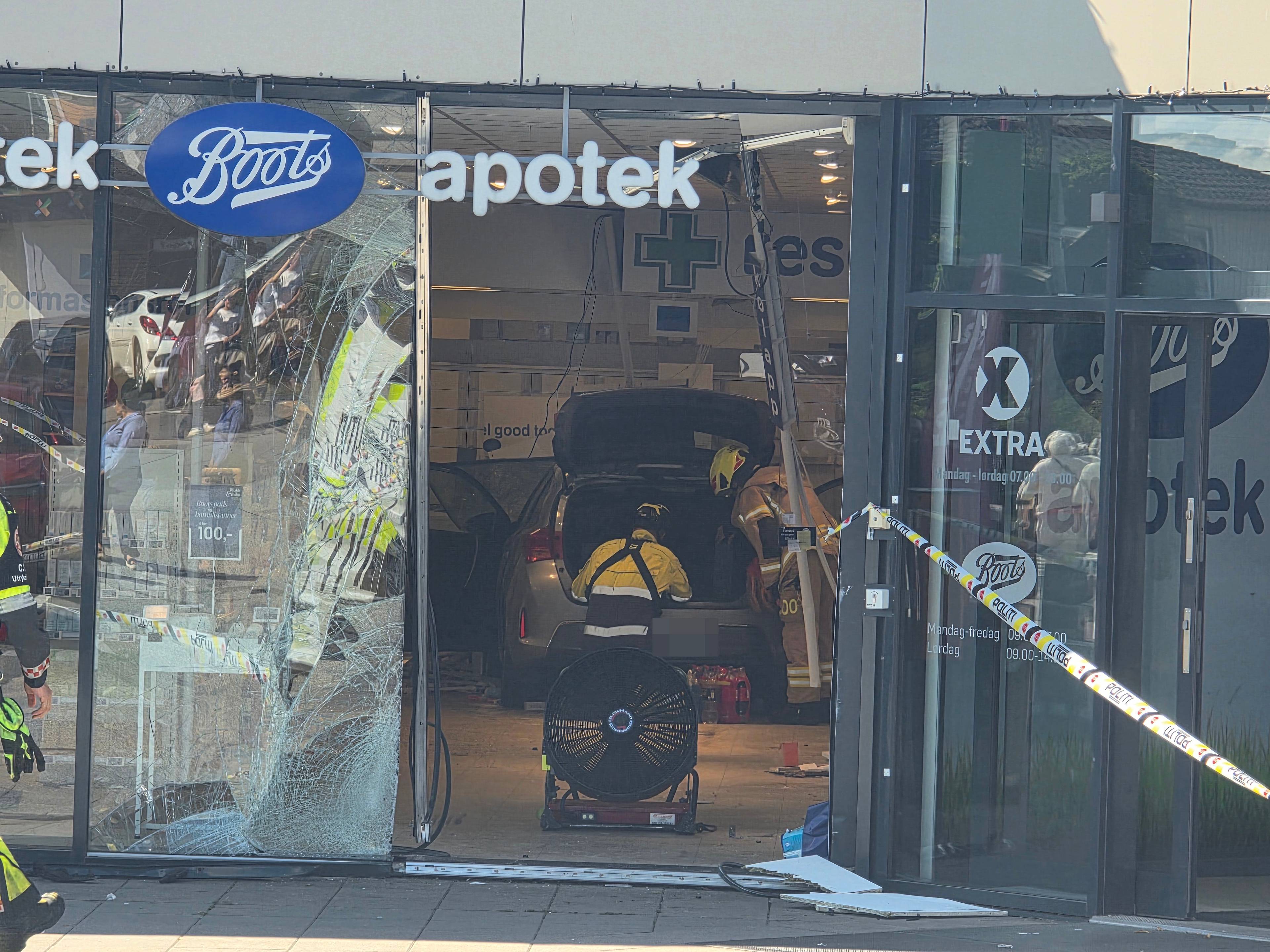 Bil inn i apotek i Saprsborg