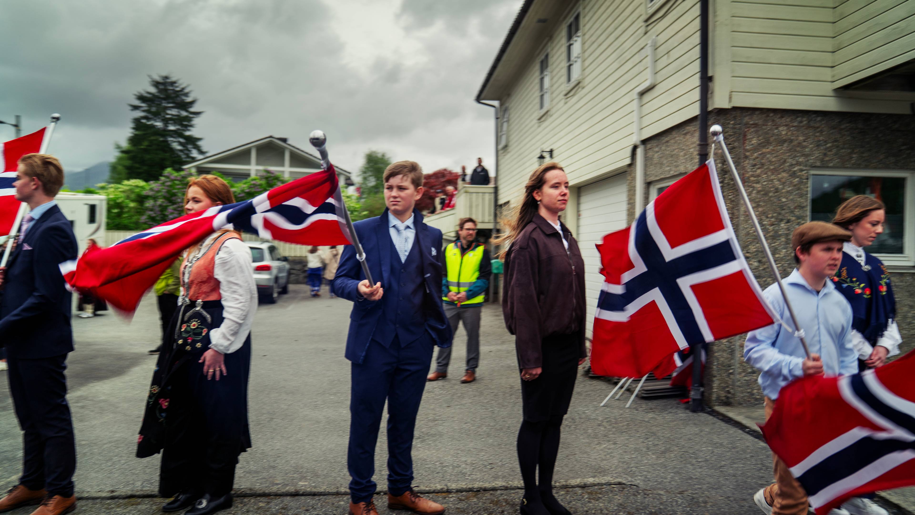 Ungdommer står å veiver med flagg