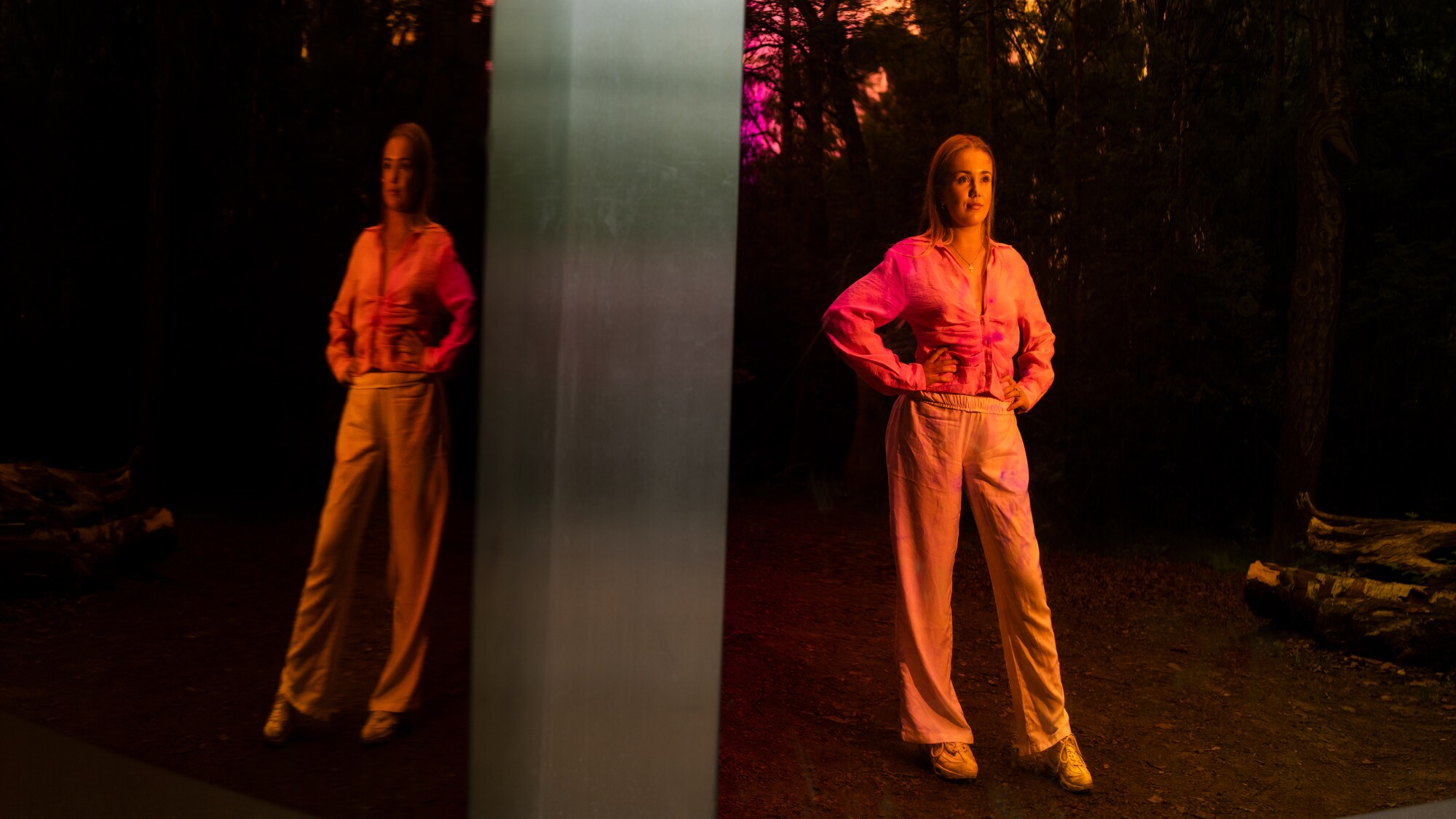 Bilde av Helena i et rosa/oransj speil. 