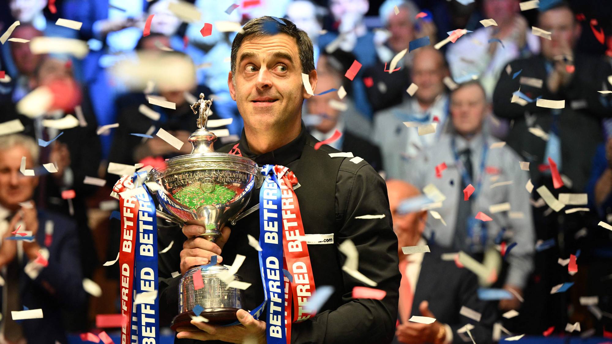 Ronnie O'Sullivan løfter VM-trofeet