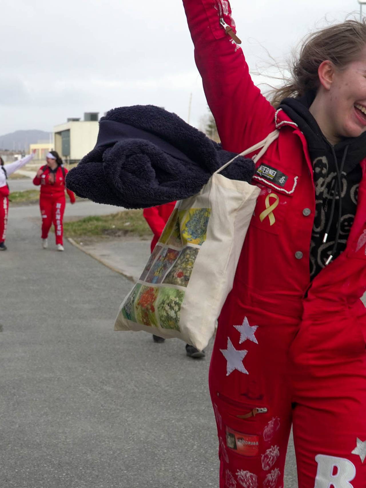 Russ blir døpt på Langstranda i Bodø i mai 2021 av redningsskøyta.
