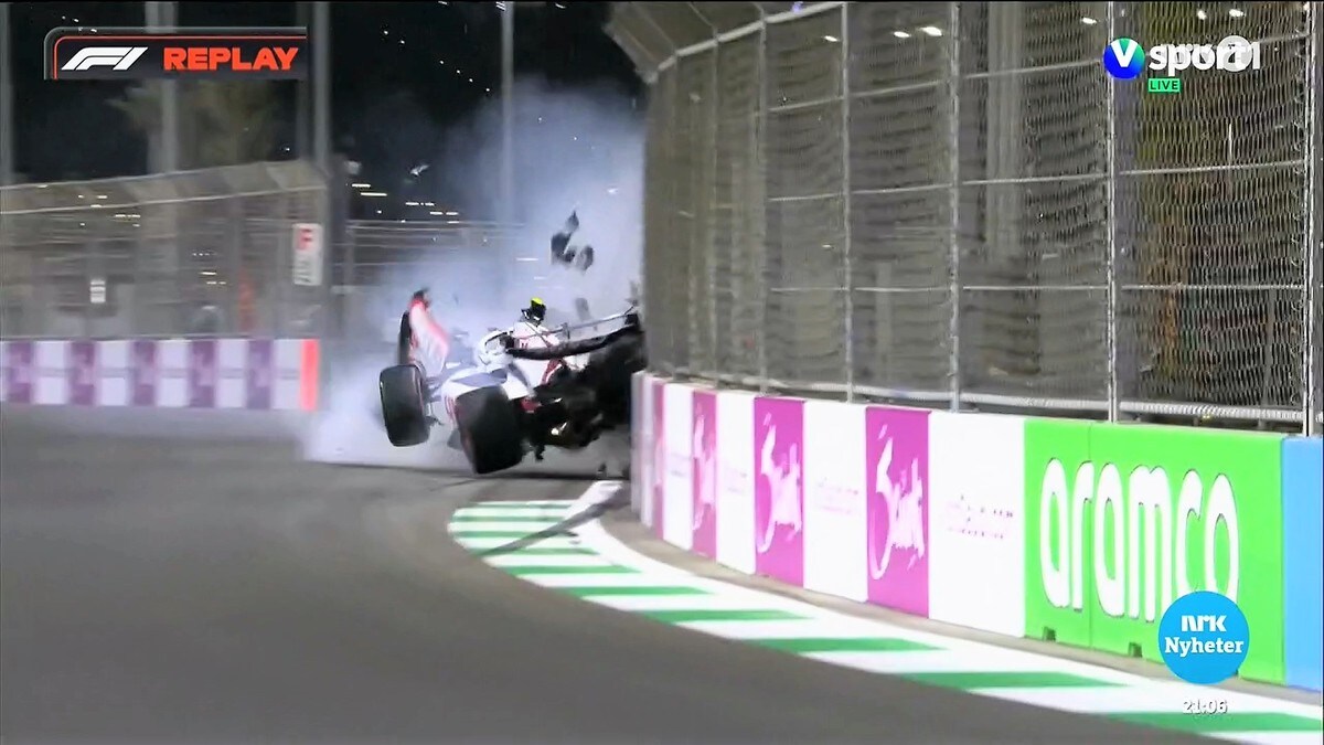 Schumacher hentet av ambulanse etter voldsomt krasj: – Bilen er knust