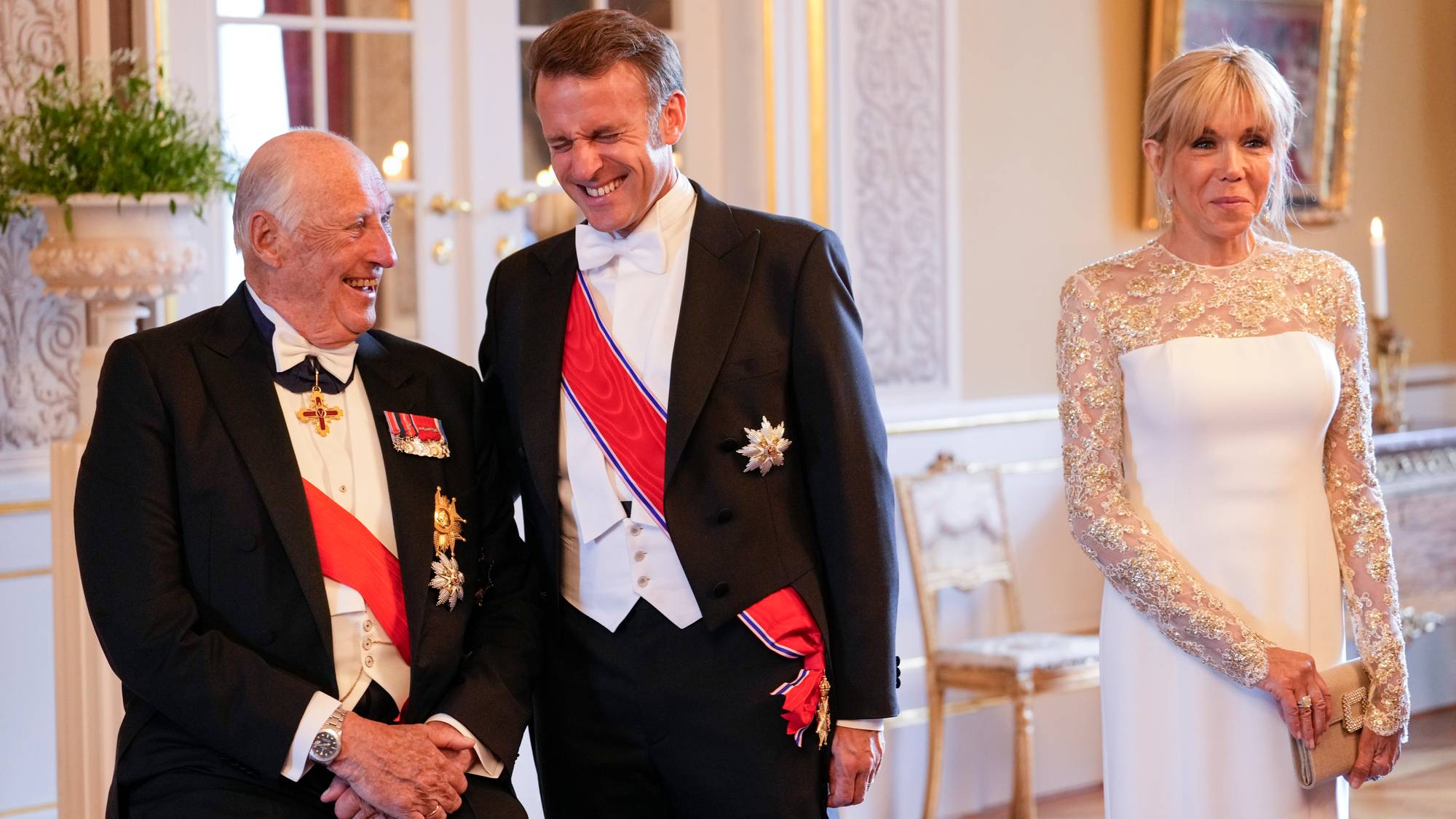 Kong Harald, Emmanuel Macron og Brigitte Macron i gallaklær
