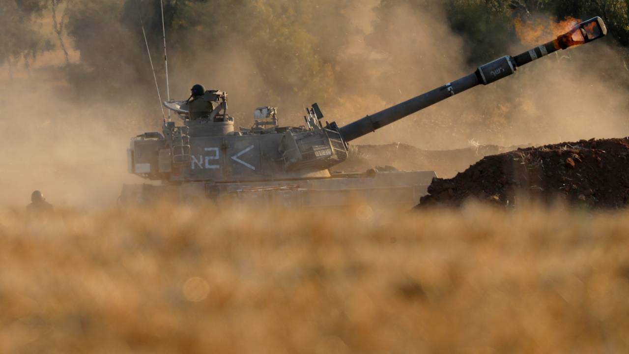 En israelsk artillerienhet skyter mot på Gazastripen. Bildet er fra torsdag 13. mai 2021