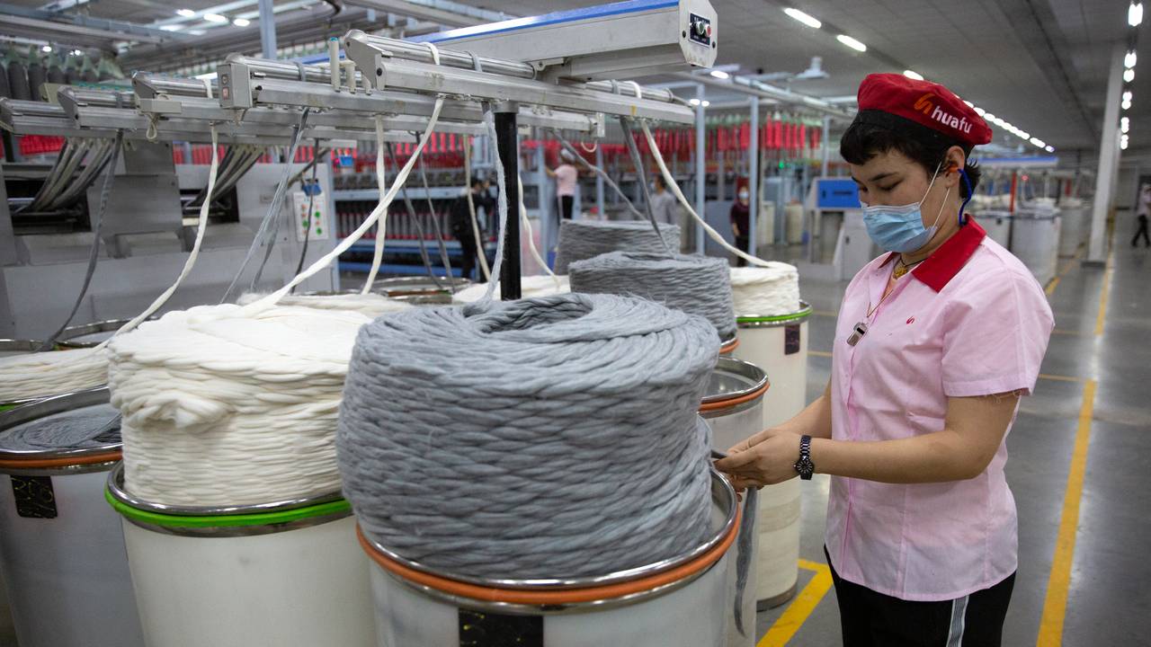 En arbeider sjekker produksjonen ved en bomullsfabrikk i Xinjiang Bildet er tatt 20. april 2021.