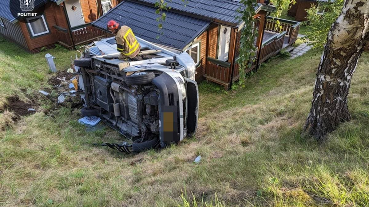 Bubil har køyrd av vegen i Geiranger