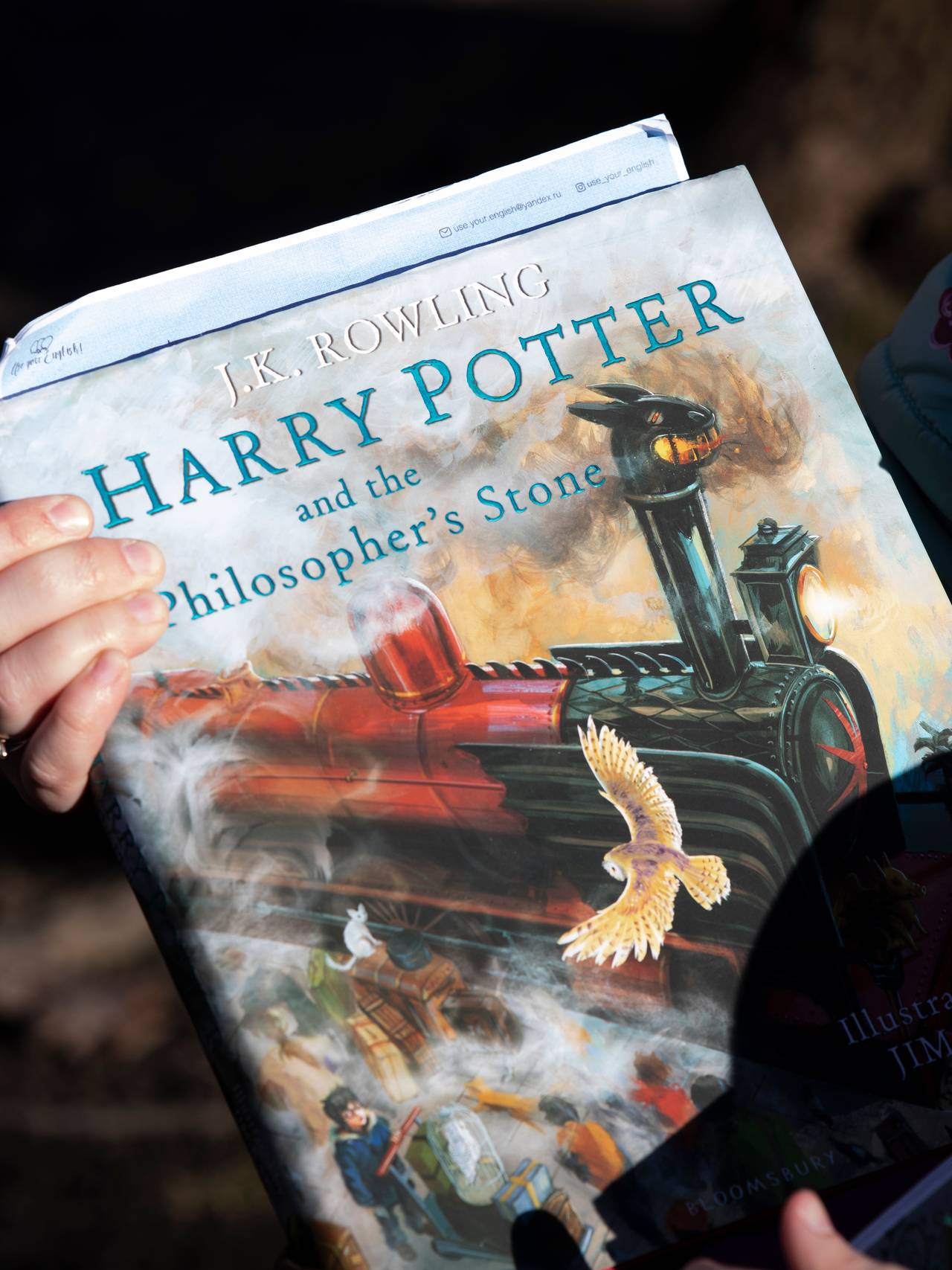 Marina viser Harry Potter-boka hun tok med til Norge. 