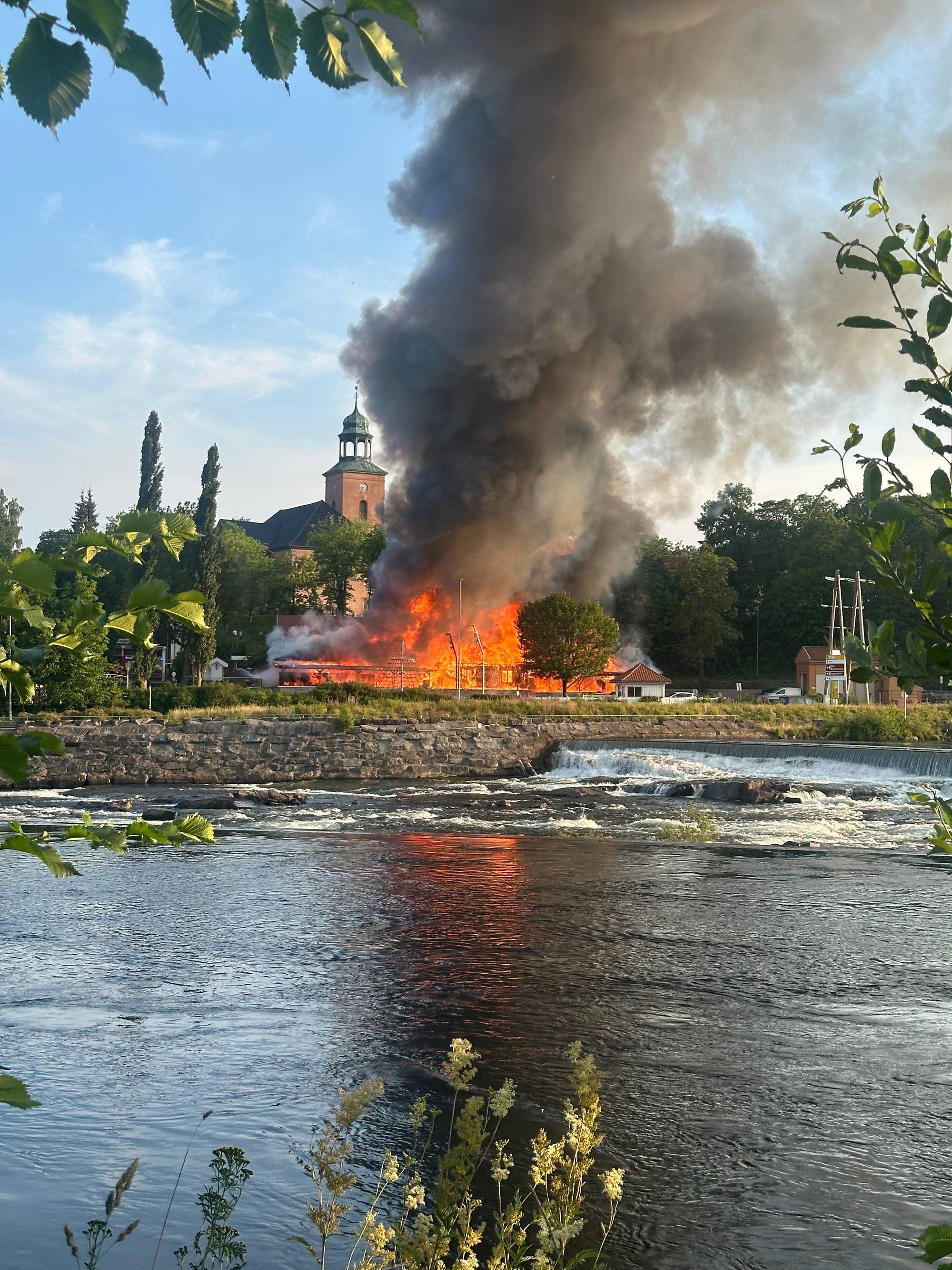 En brann på en bygning (Bildebeskrivelsen er laget av en KI-tjeneste)
