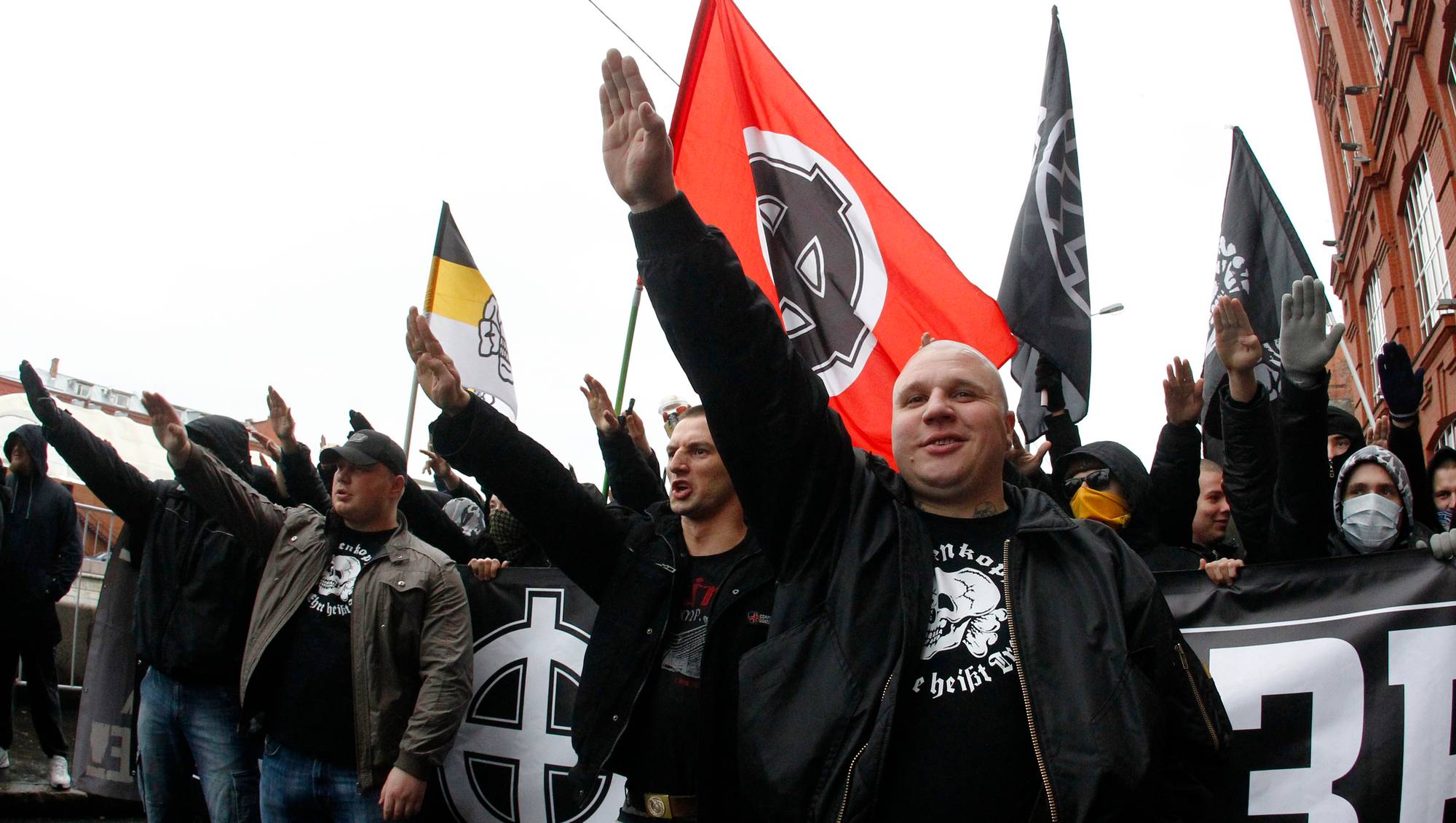 Неонацисты это кто простыми словами. Русский марш неонацисты в России. Русский марш фашисты в Москве. Русский марш нацисты. Нацистские российские нацистские группировки.