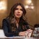 Mark Schiefelbein / AP / NTB En kvinne sitter ved et bord under en høring, med mikrofon foran seg. Hun har langt, bølgete hår og bærer en mørk dress. I bakgrunnen sitter flere personer, inkludert en mann i formell påkledning. Omgivelsene virker som et offisielt møtelokale. (Bildebeskrivelsen er laget av en KI-tjeneste)