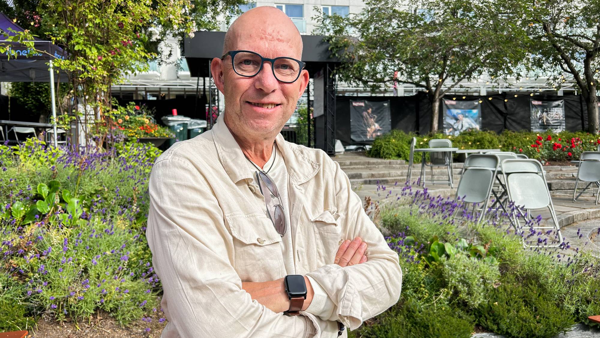 Reiselivsekspert Odd Roar Lange har på seg beige klær og ser smilende inn i kamera.