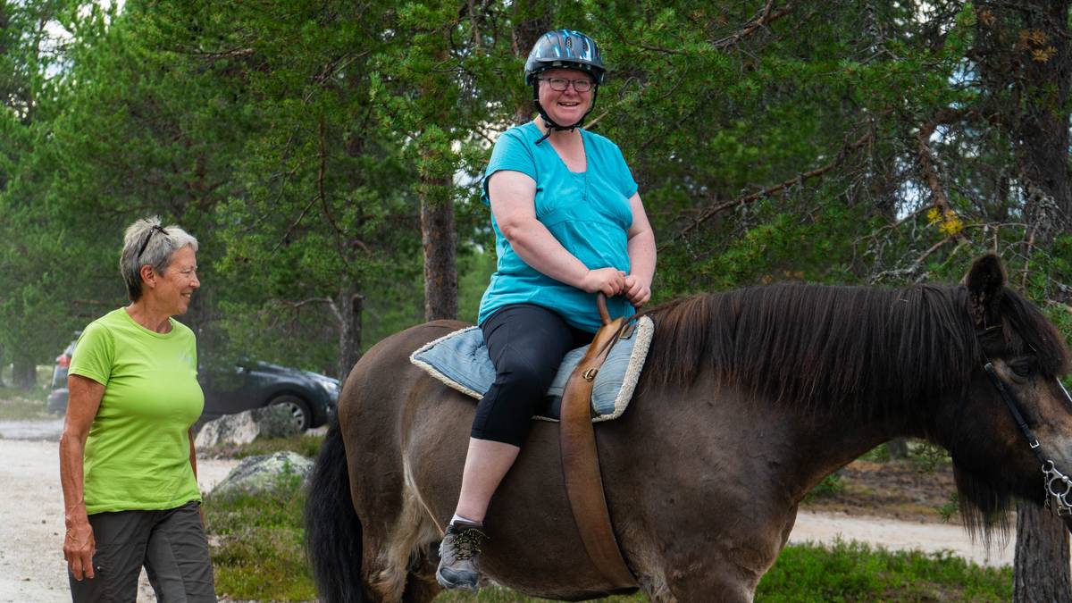 Hege (48) må ha med foreldrene for å ha råd til ferie