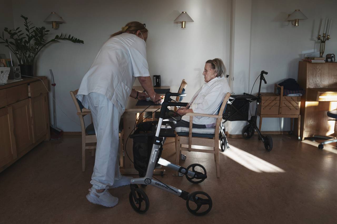 Eugenia sitter i spiserommet og får servert frokosten sin. Rommet hun sitter i fylles av dagens første solstråler.