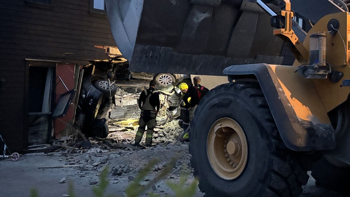 Mann pågrepet etter hjullaster krasjet i hus