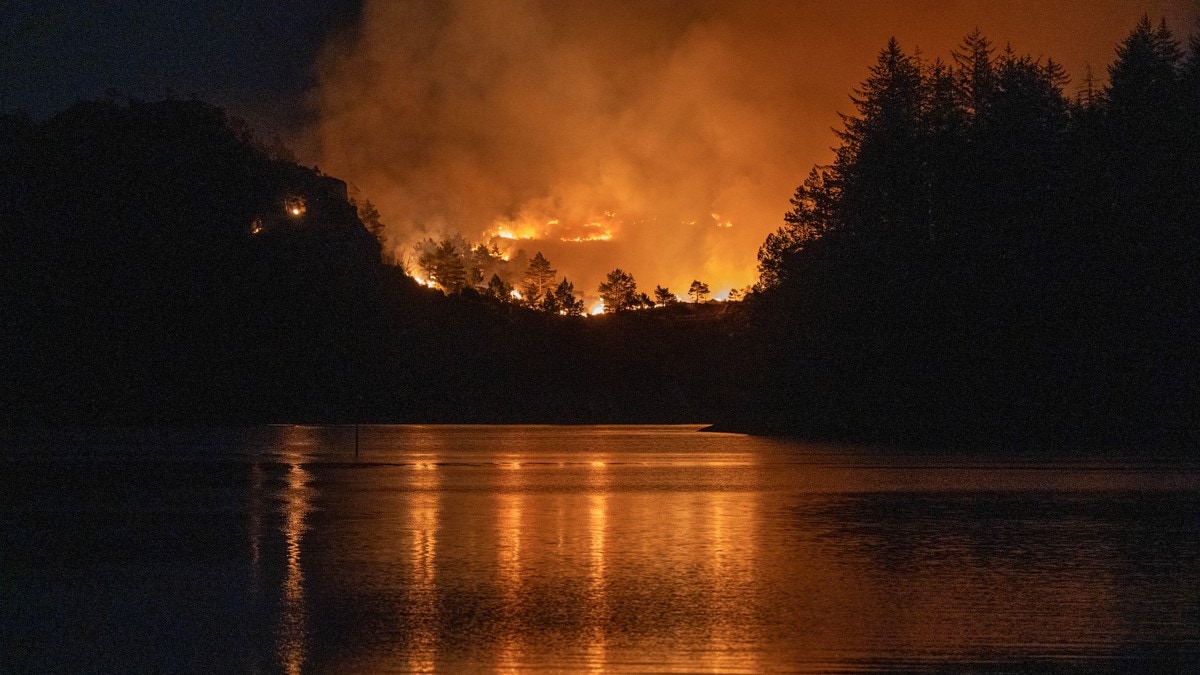 15 bustadar er evakuerte – ikkje kontroll på skogbrann i Fitjar
