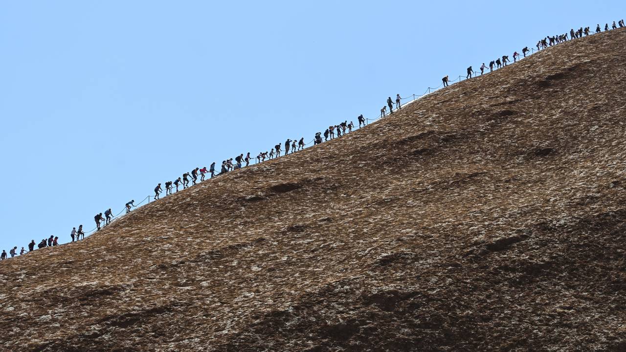 Turister på vei opp Uluru