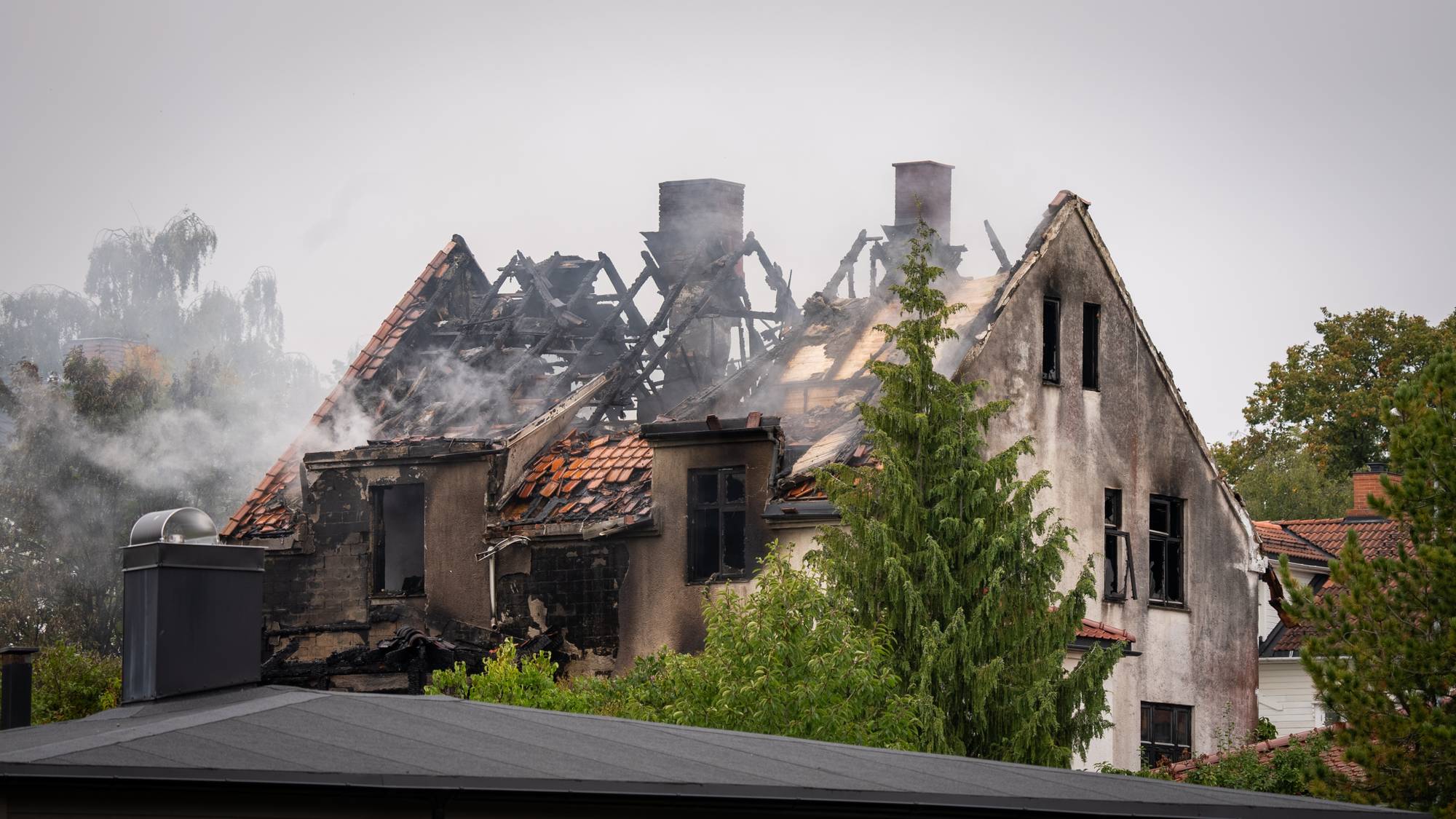 et hus i brann