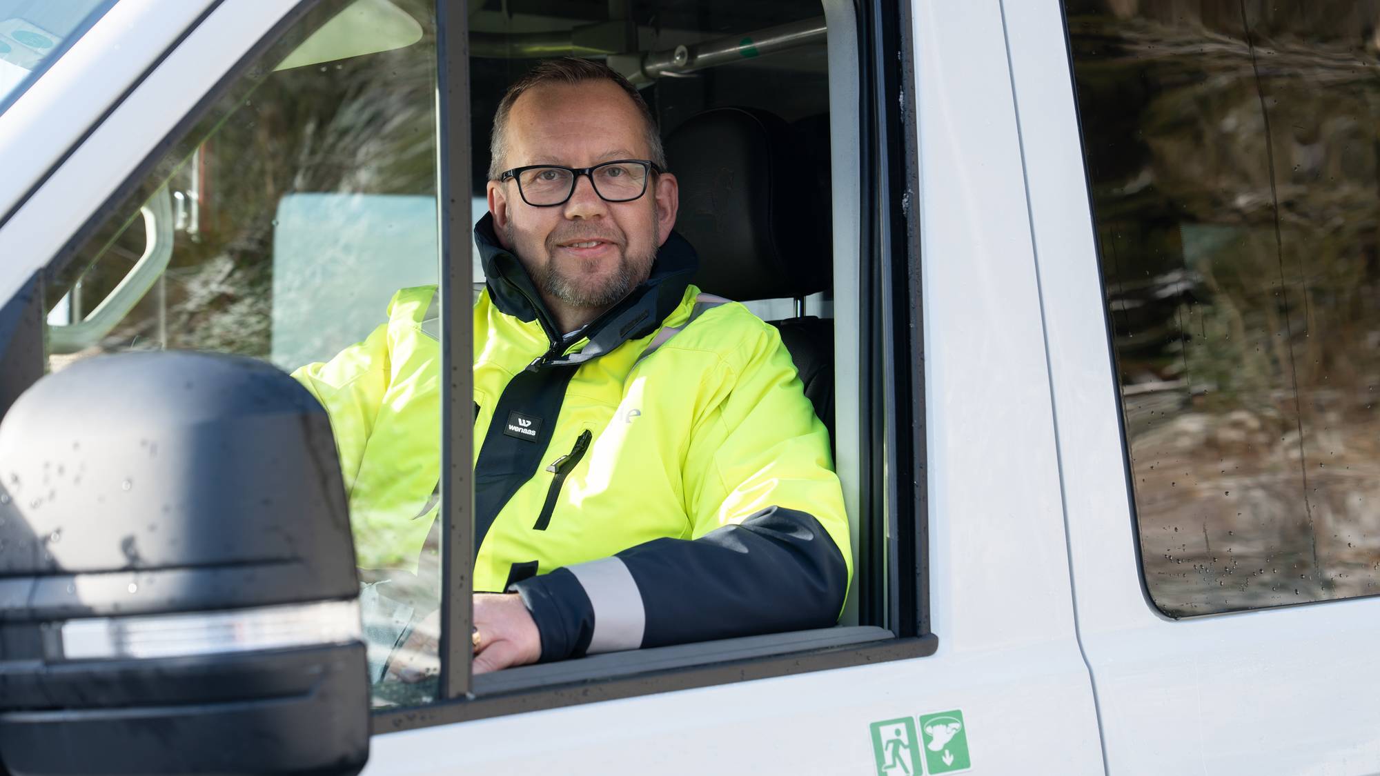 mann i gul jakke i bilvindauge