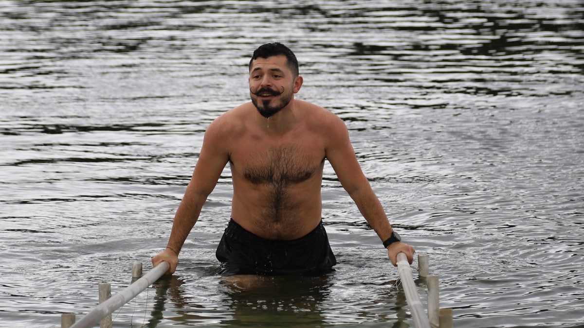 Innvandrere er dårligere til å svømme – Julian lærte seg det som voksen