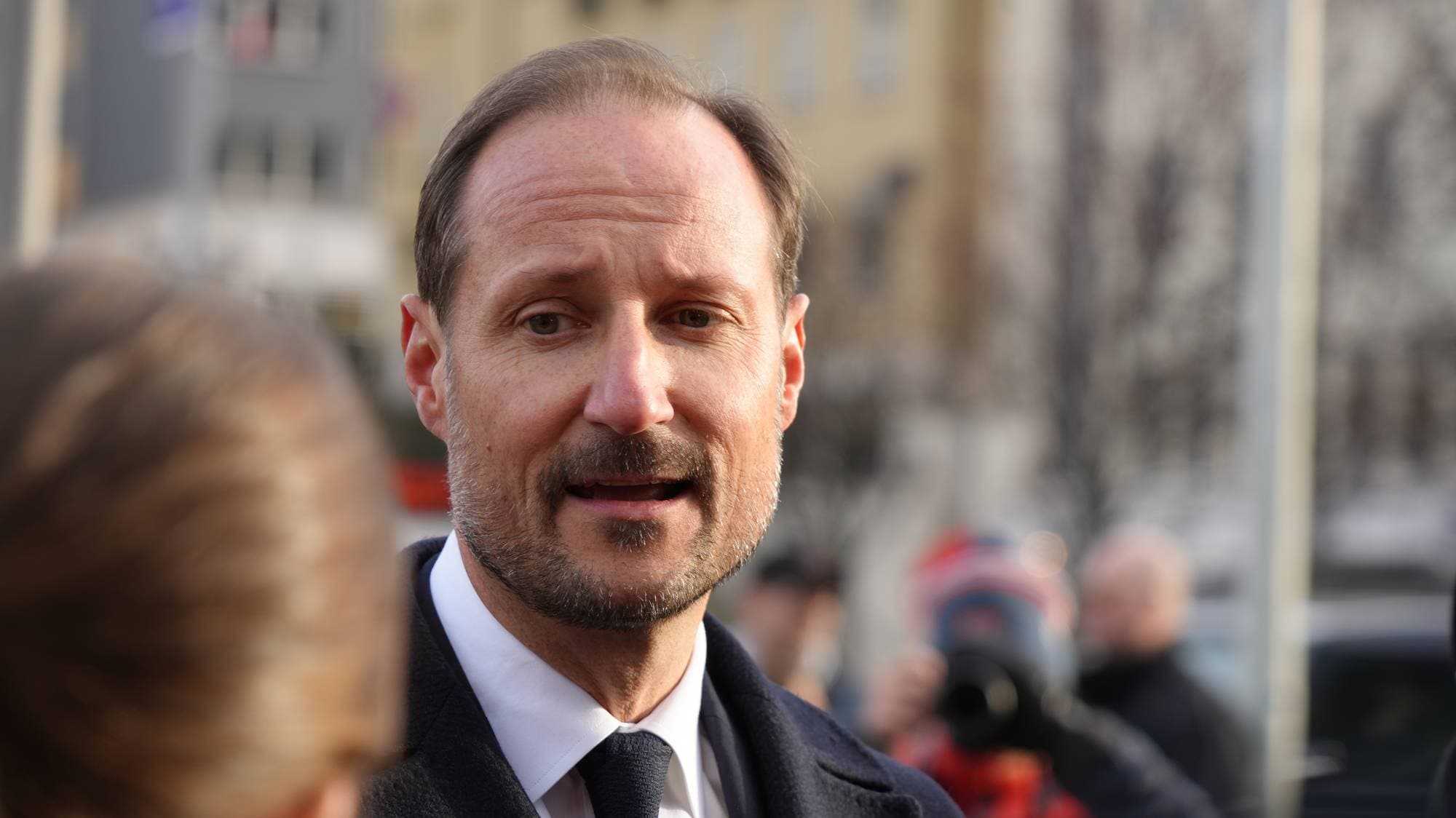 Kong Haakon under pressemøtet i Narvik i forbindelse med hans første offisielle kommuneoppdrag