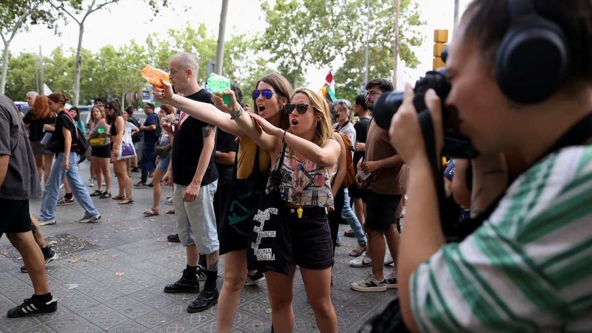 Demonstranter skjøt på turister med vannpistoler i Barcelona