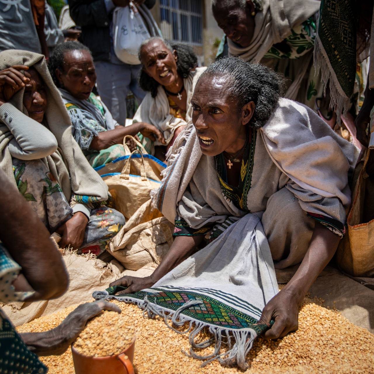 En etiopisk kvinne krangler med andre under en matutdeling i byen Agula, i Tigray-regionen nord i Etiopia. 8. mai, 2021. 
