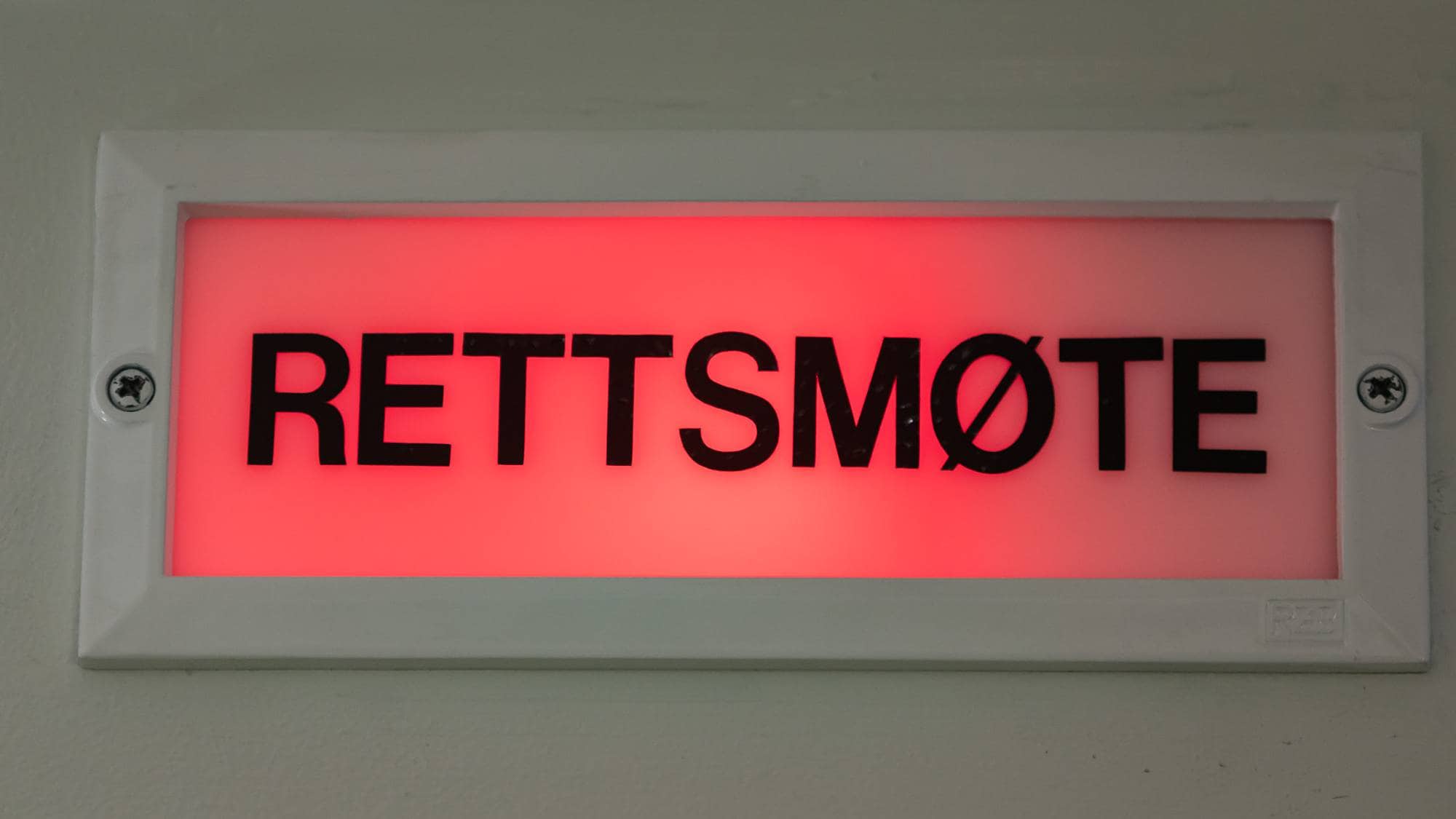 Skilt "Rettsmøte" i Trondheim tinghus