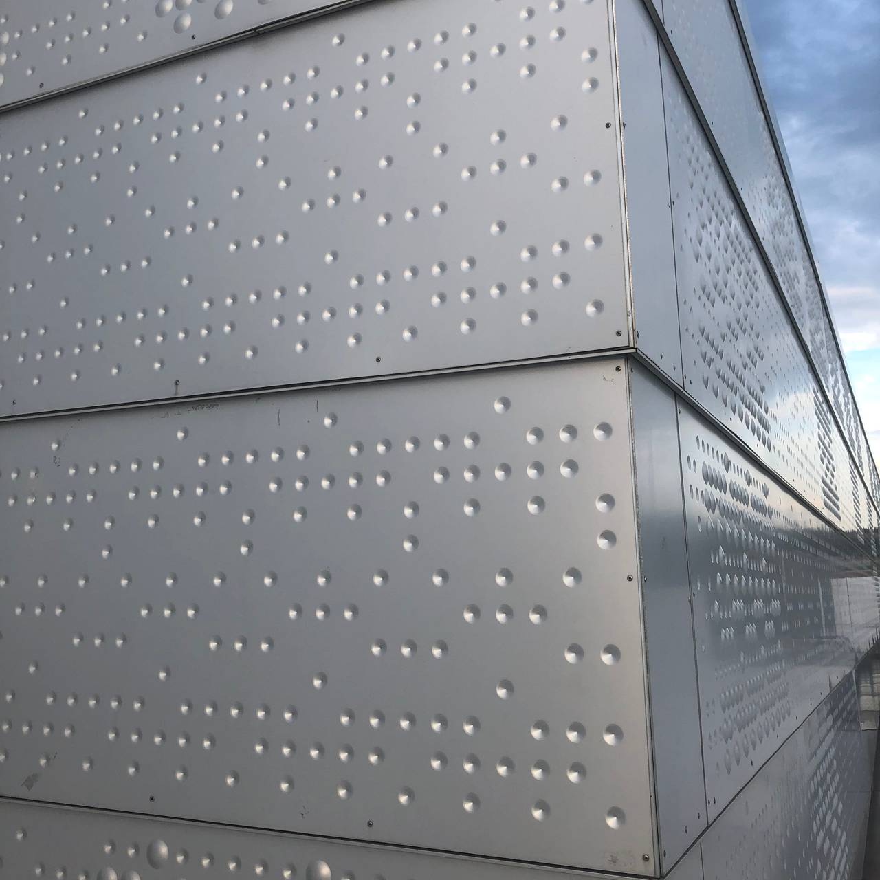 Astrid Løvaas' og Kirsten Wagles aluminiumsbekledning på scenetårnene på Operaen