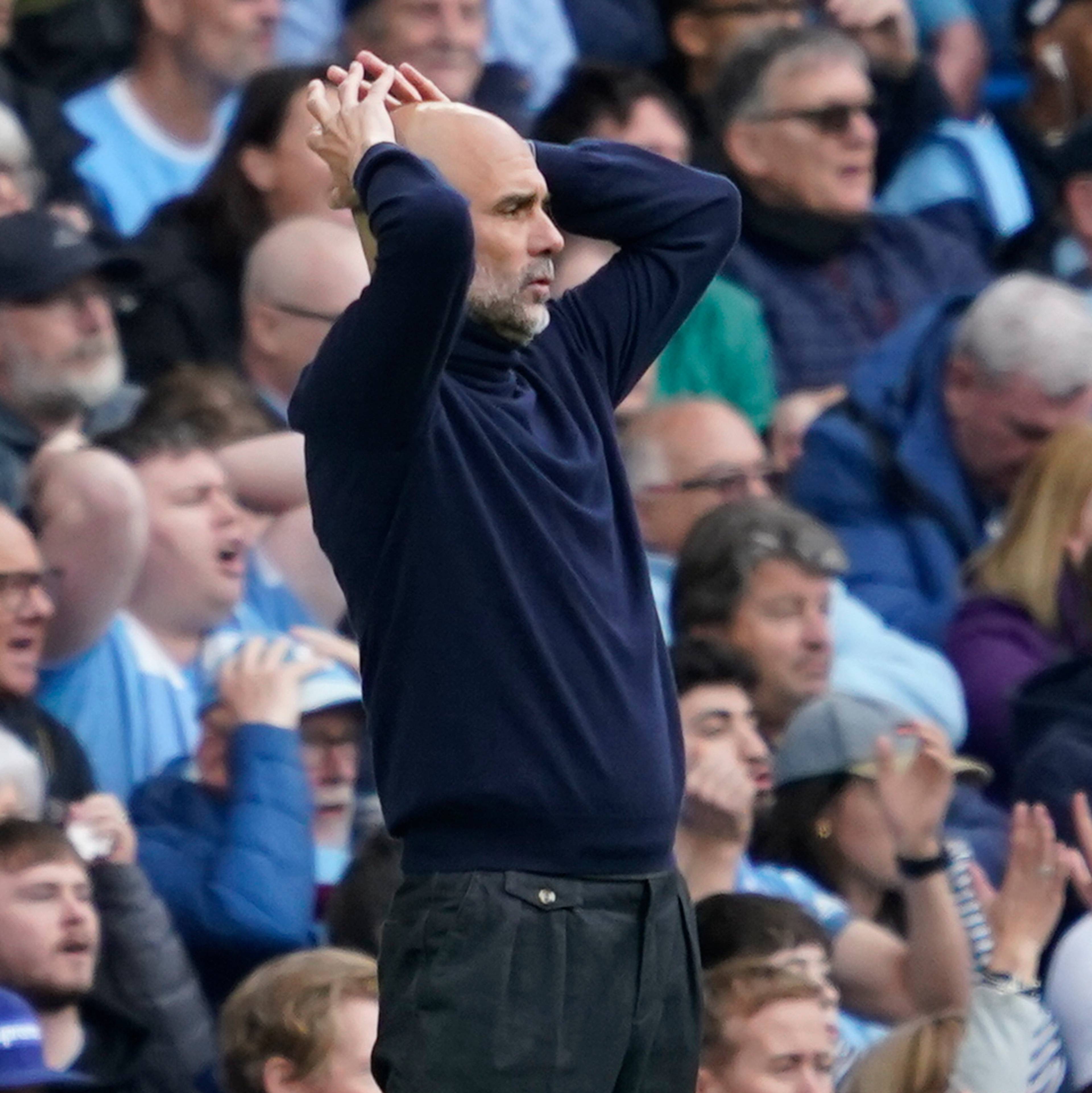 Pep Guardiola fortviler og holder seg til hodet