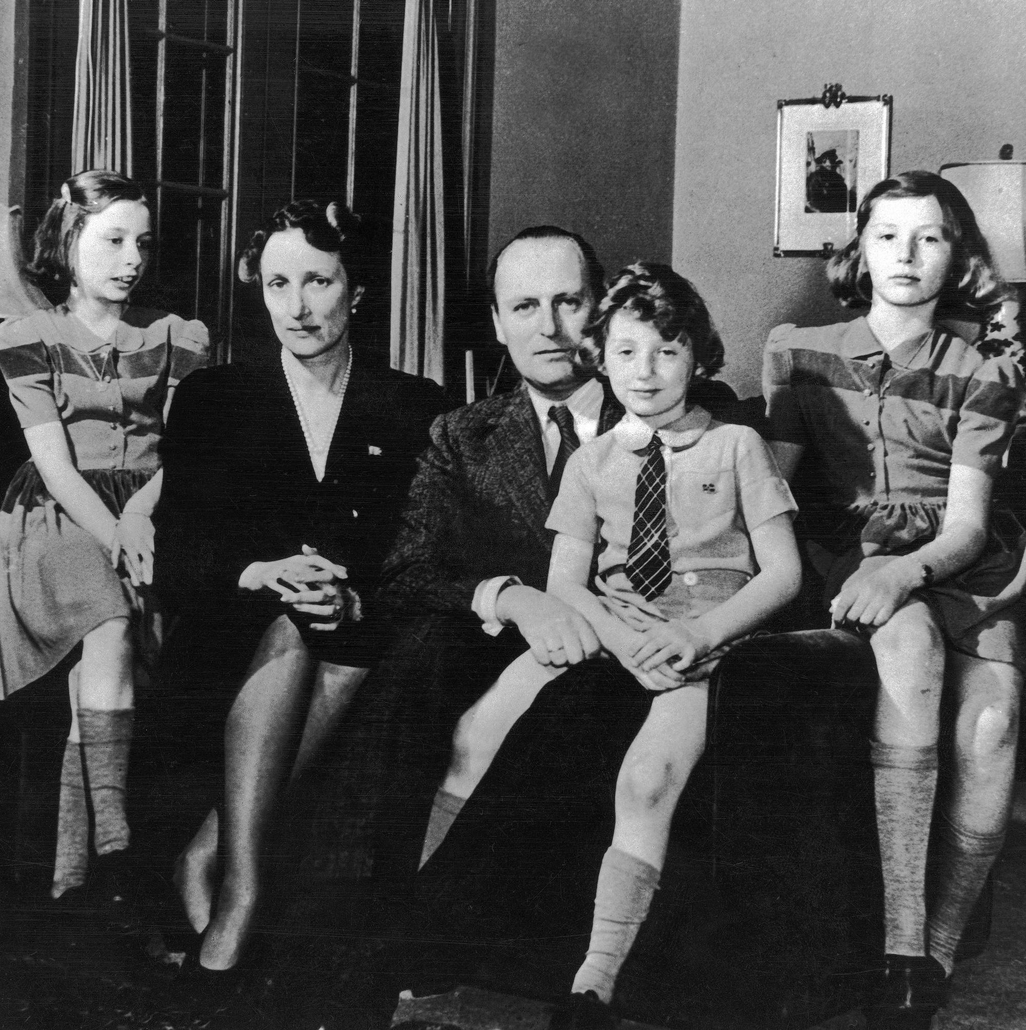 Kronprins Olav, kronprinsesse Märtha og barna Ragnhild, Astrid og Harald i huset deres i Washington