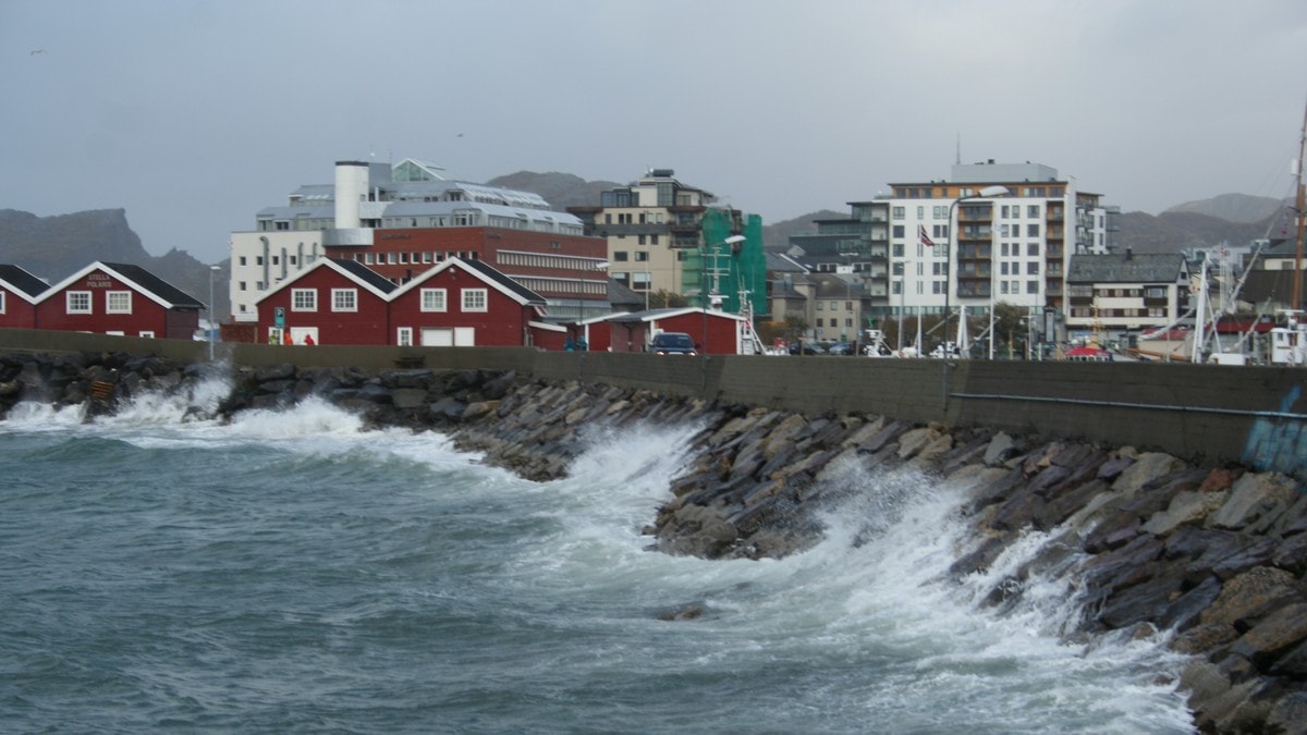 Varsler kraftige vindkast og liten storm
