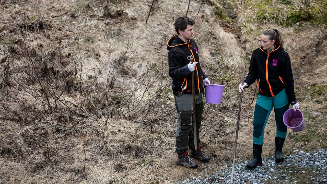 Trygve Hauge Løge og Mia Sofie Sandvold, dyrepassarar i Bjørneparken i Flå.
