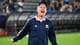 Foto: Carina Johansen / NTB Fotballtrener roper med knyttede hender på sidelinjen under en fotballkamp. (Bildebeskrivelsen er laget av en KI-tjeneste)