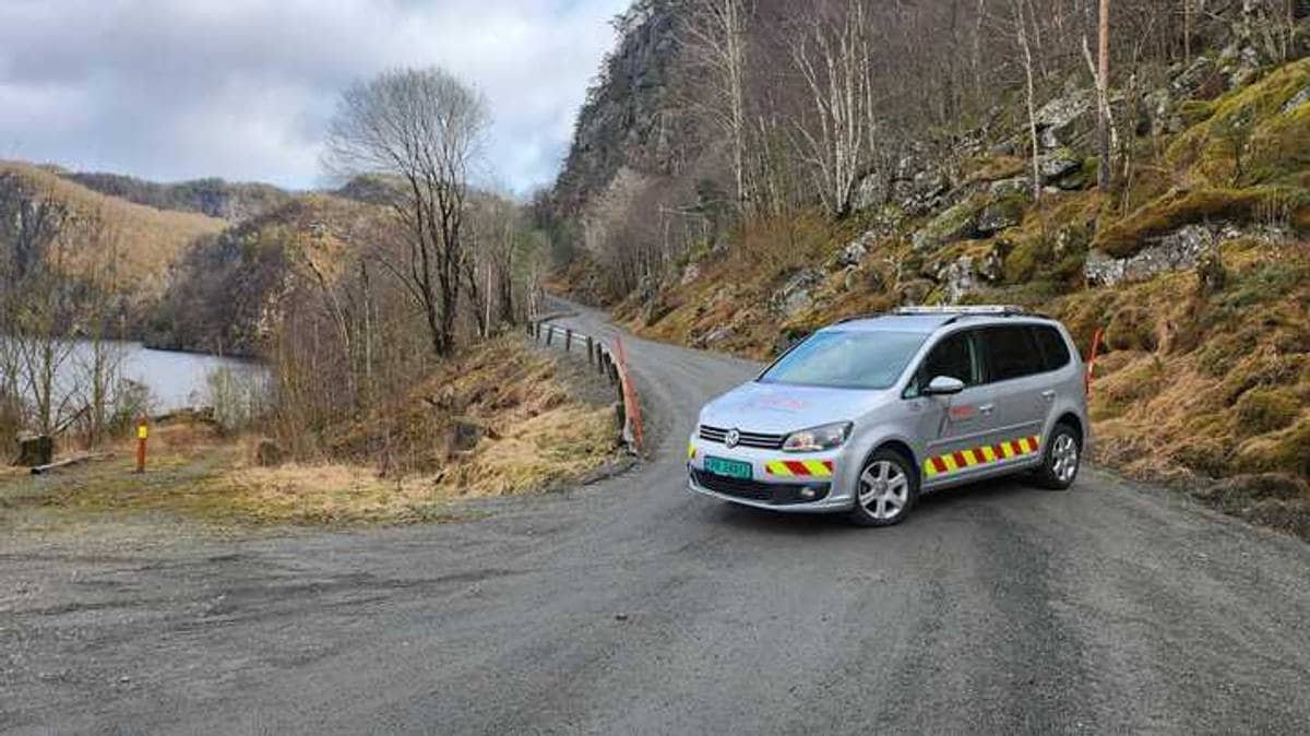 Åpner fylkesvei etter ras - manuell dirigering