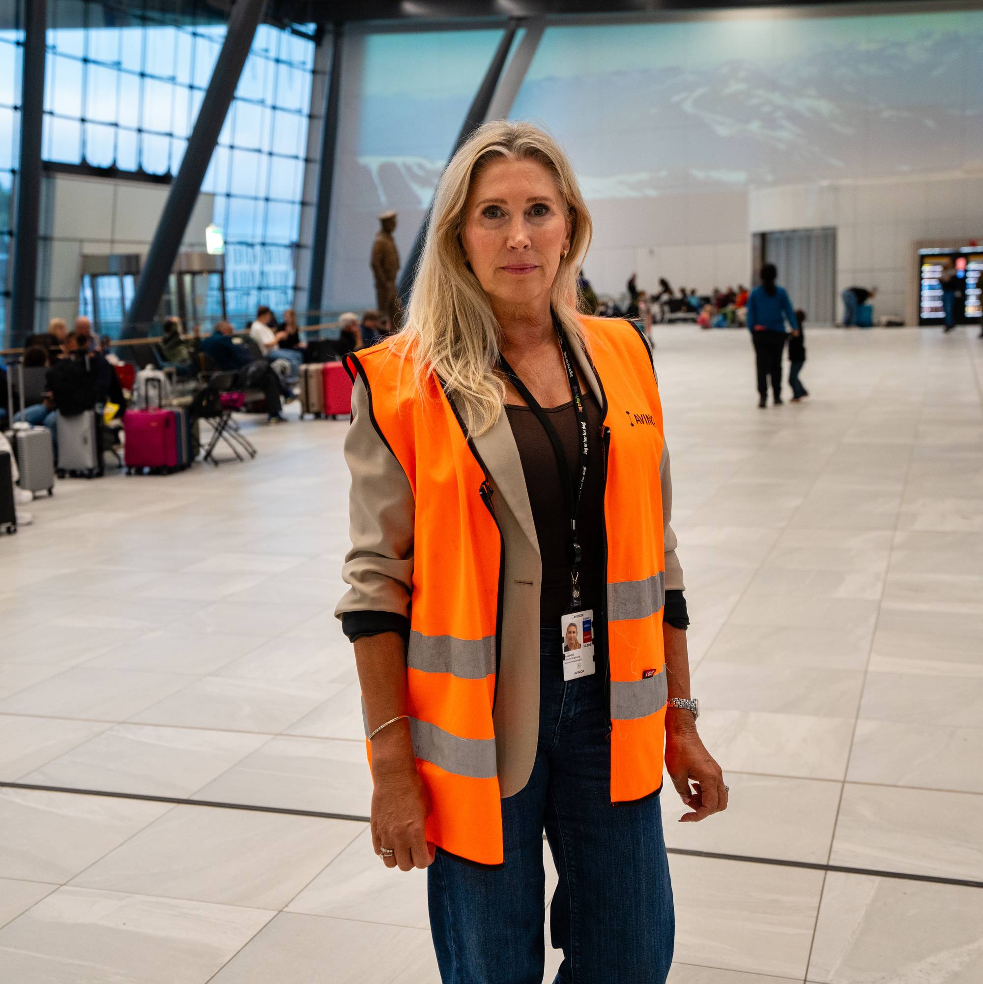 Dame i oransje refleksvest