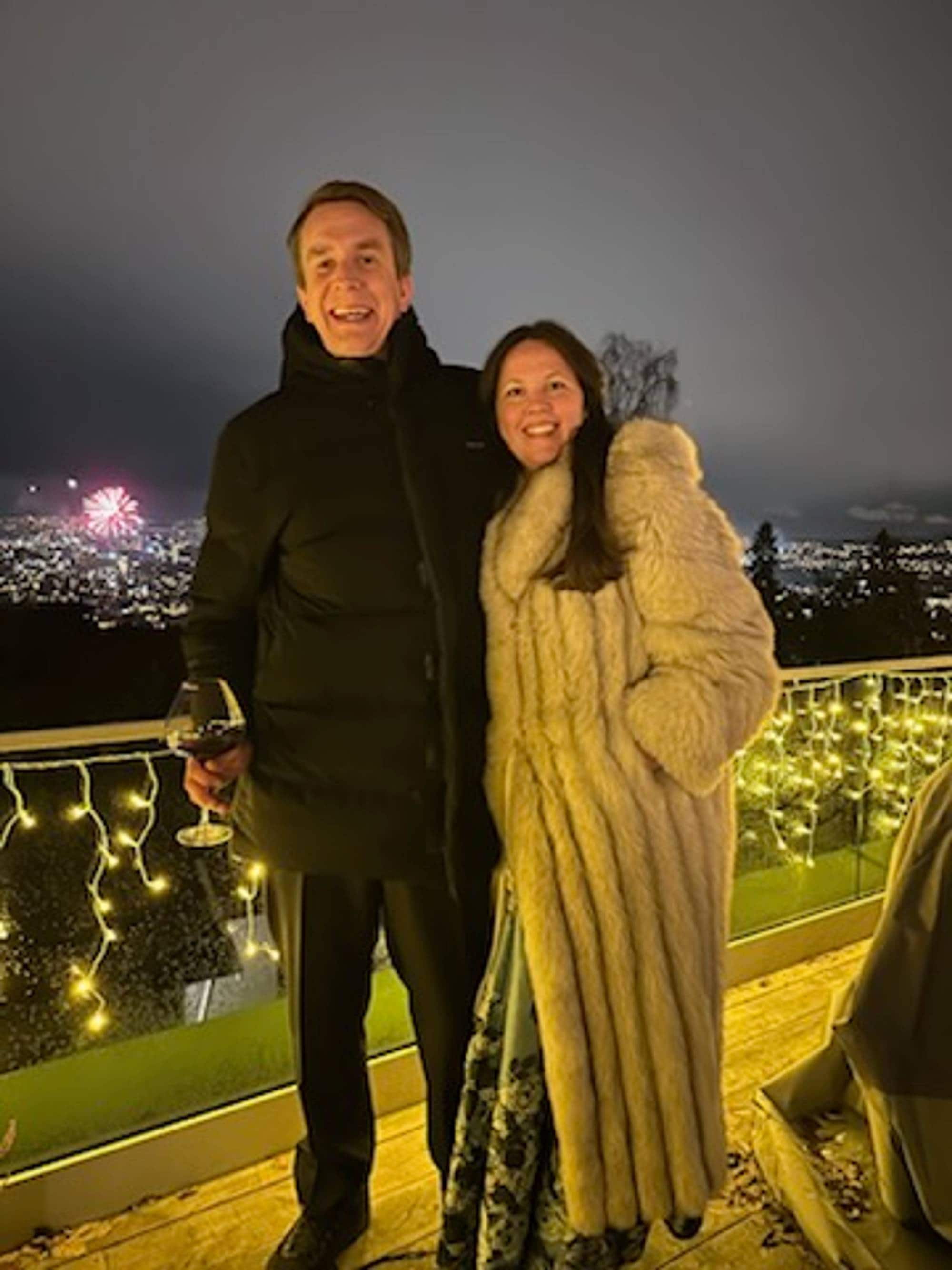 Karoline Kjønniksen og Nikolai Solberg Kjønniksen forran fyrverkeri