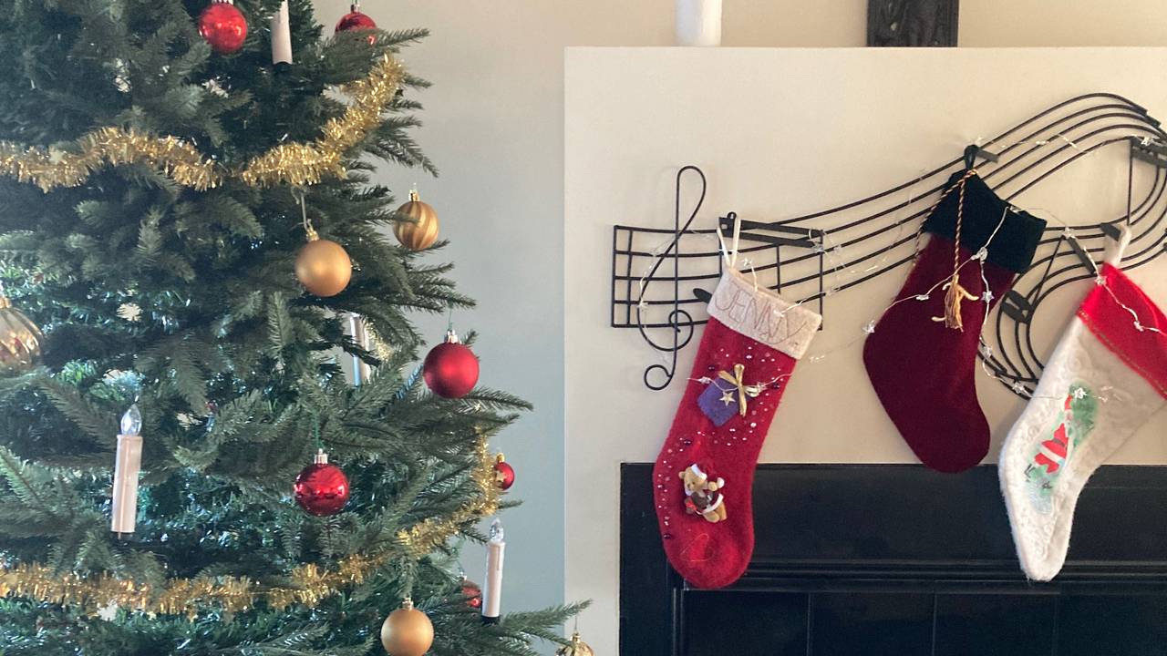 Juletreet og julestrømpene er selvfølgelig også på plass i Jenny Jensens hjem.