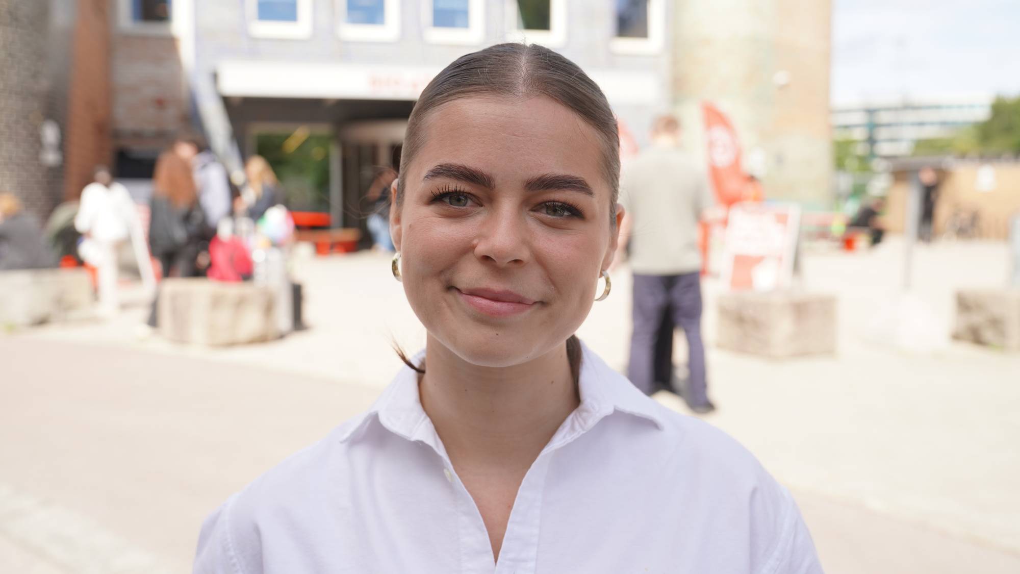 en person som smiler til kameraet (Bildebeskrivelsen er laget av en KI-tjeneste)