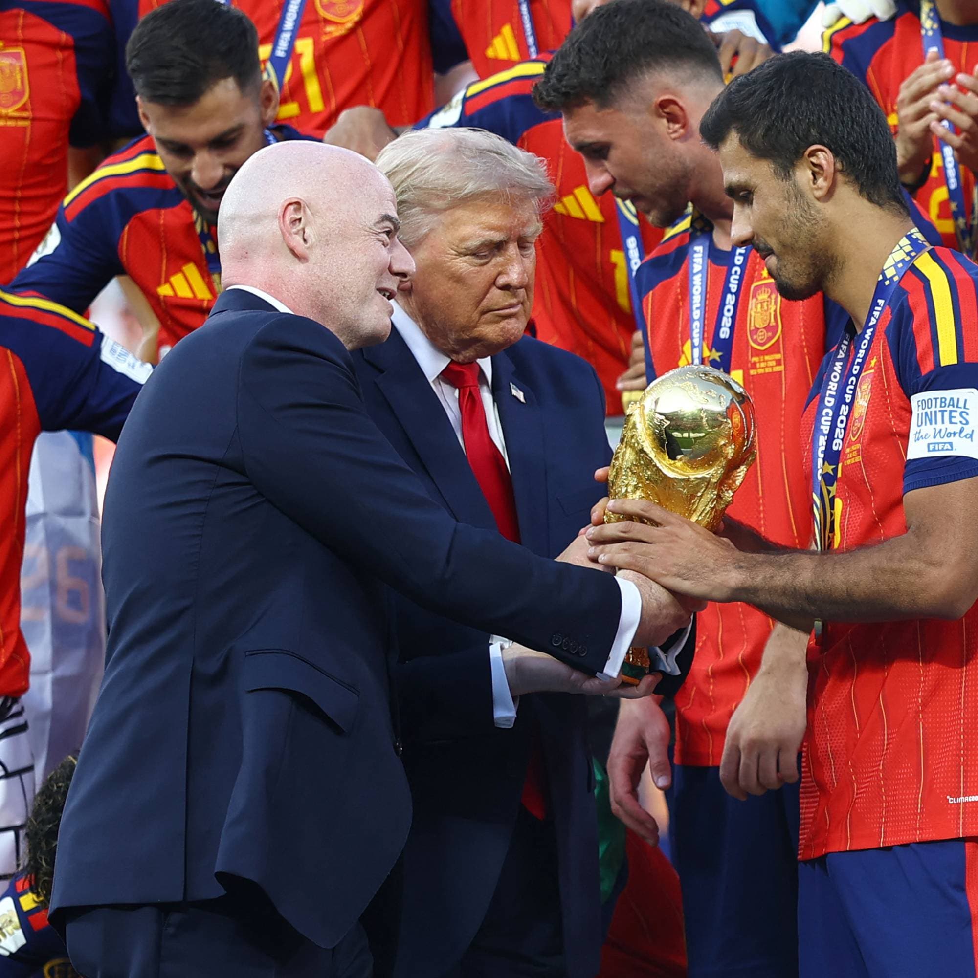 Infantino og Trump deler ut VM-trofeet