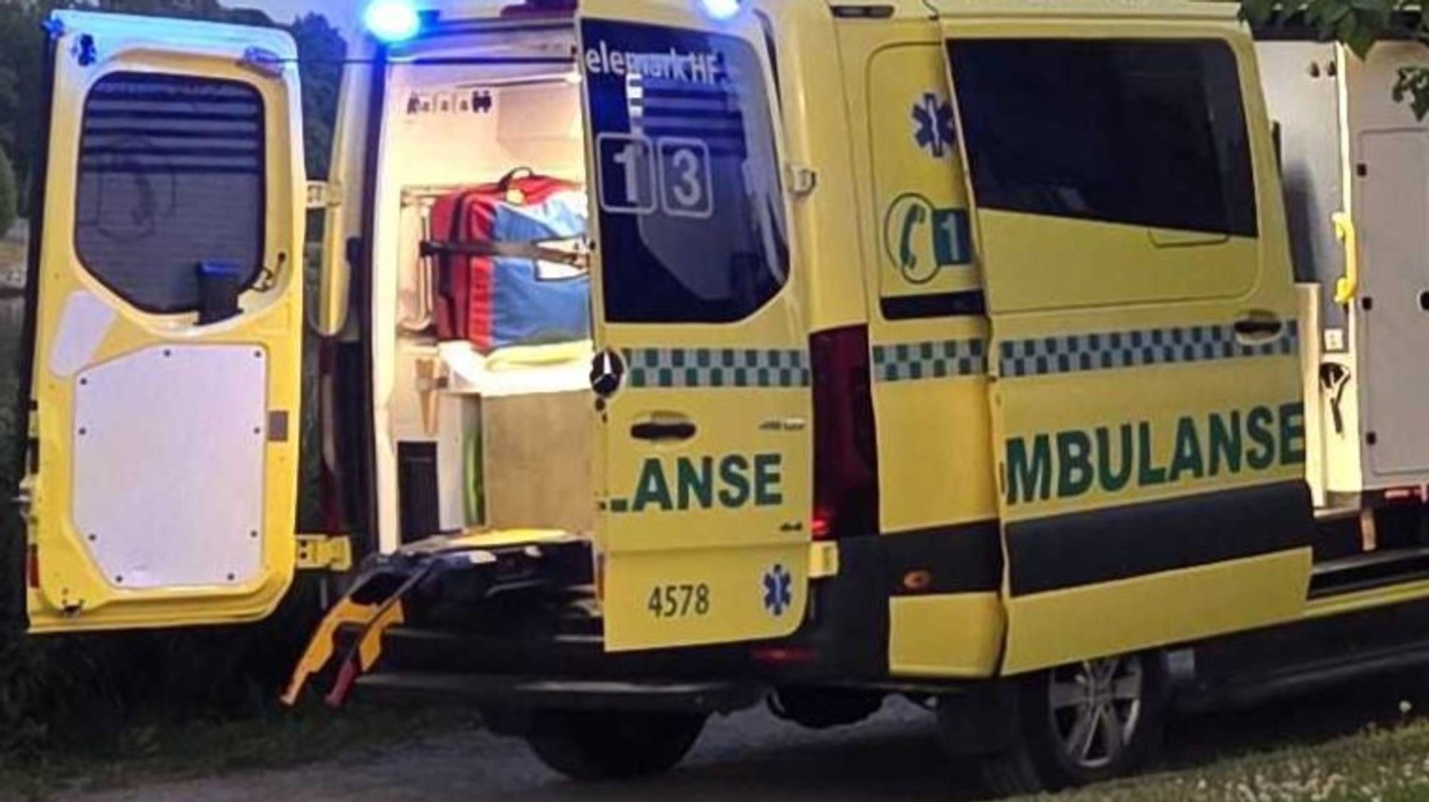 Bilder viser en ambulansebil under en redningsaksjon i Skien i 23-tiden søndag 28. juni.