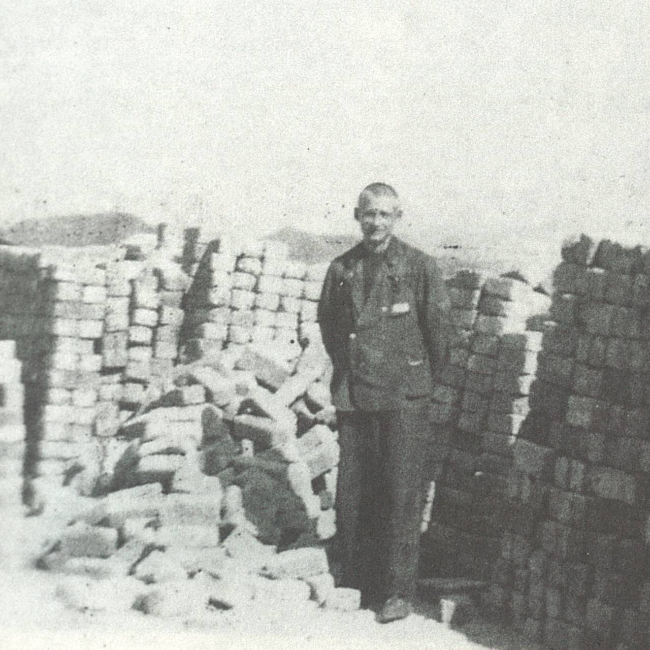 Jon Sølvberg i steinbruddet i leiren Natzweiler.