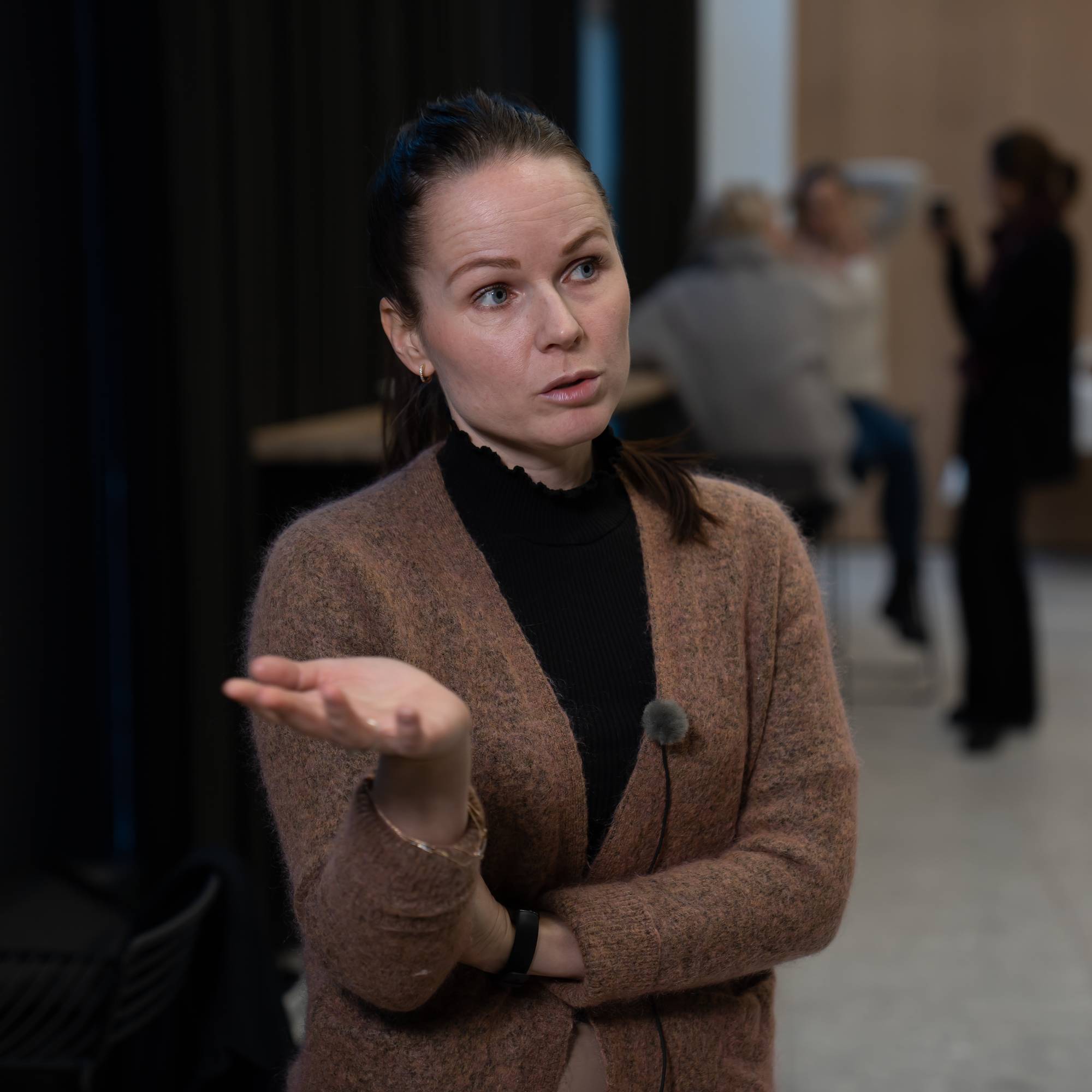 Advokat Henriette Willix står og prater inne i lokalene hos Kripos i Oslo.
