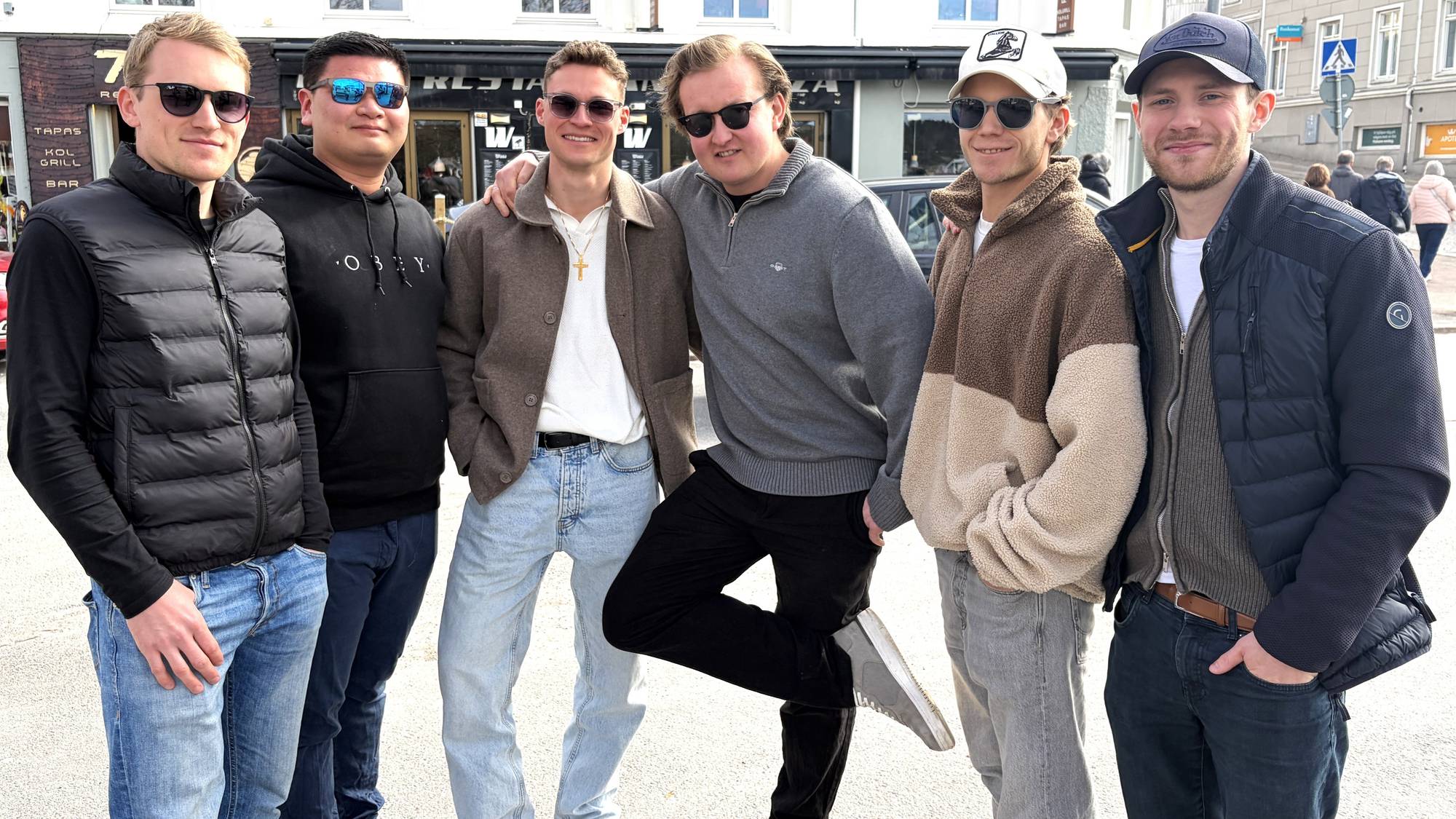 Seks unge menn poserer i Strømstad sentrum