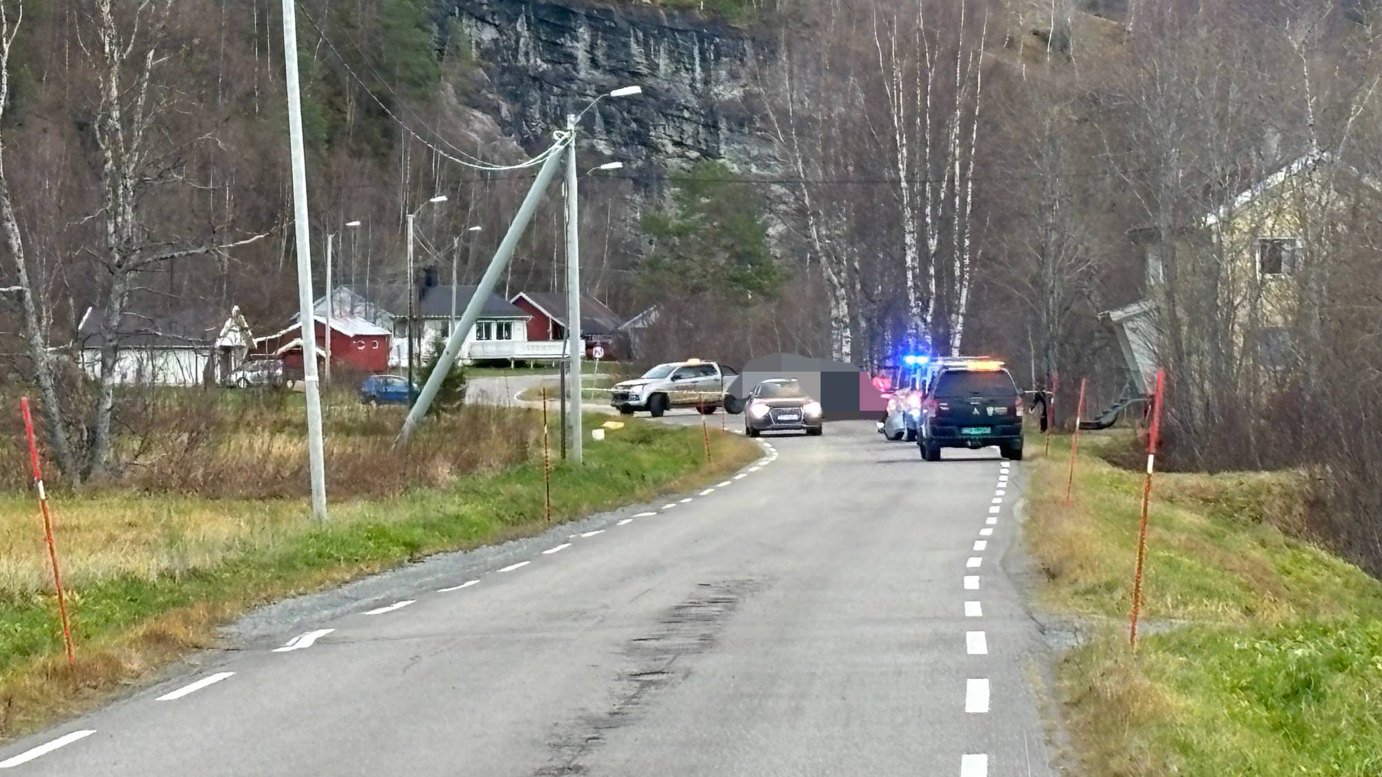 Politi og utrykningskjøretøy sperrer vei ved et en bil som har kolidert med et tre i Salten.