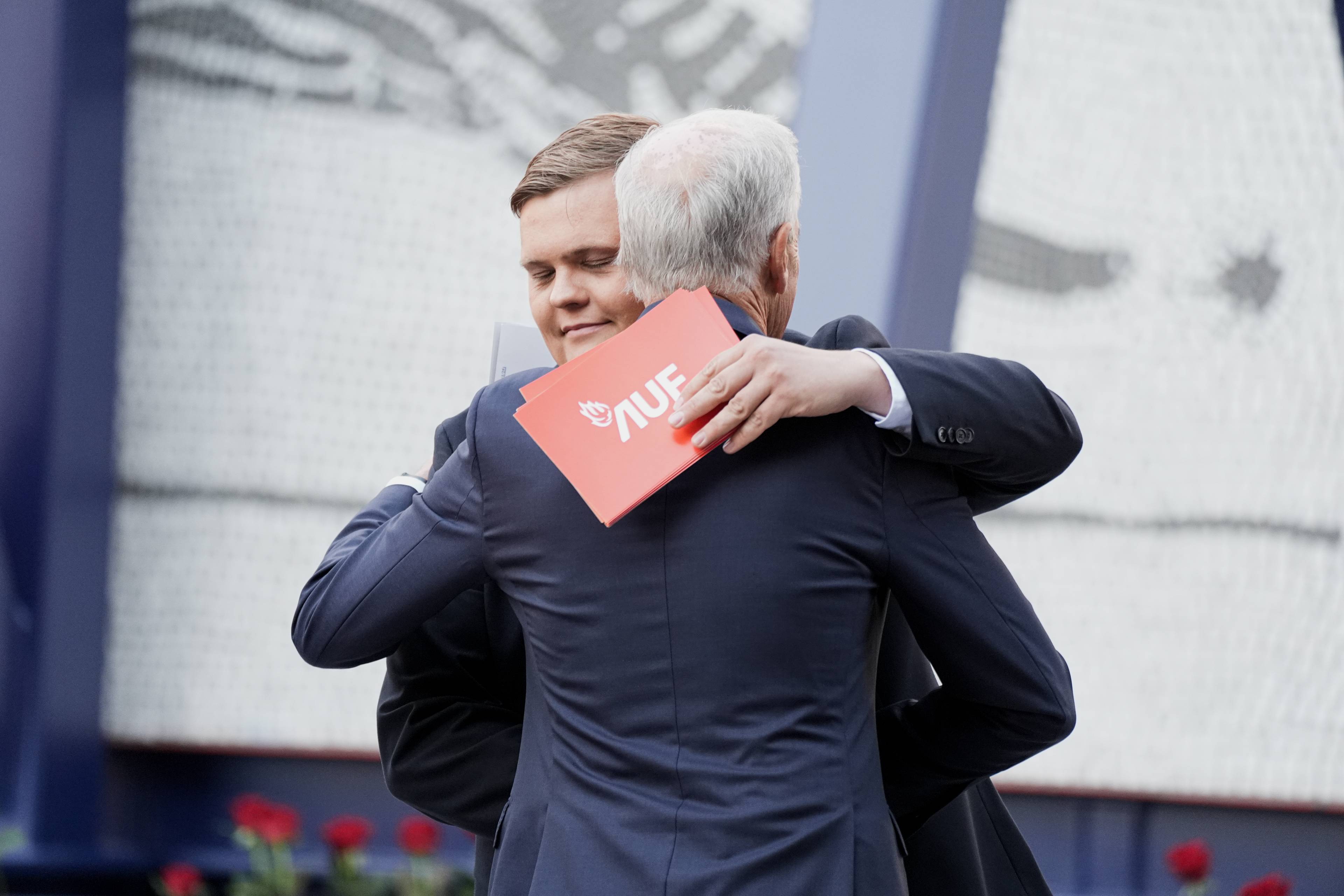 Gaute Skjervø klemmer Jonas Gahr Støre