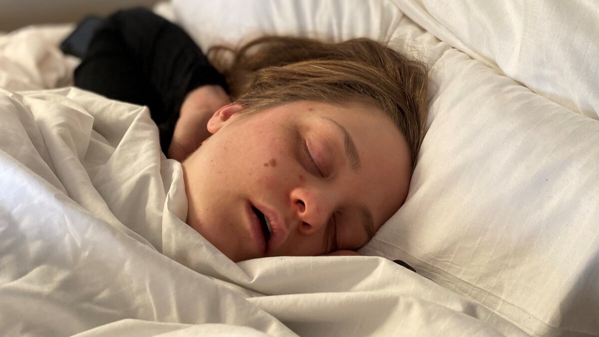 Snakker du mye i søvne? Da burde du stresse ned og jobbe mindre
