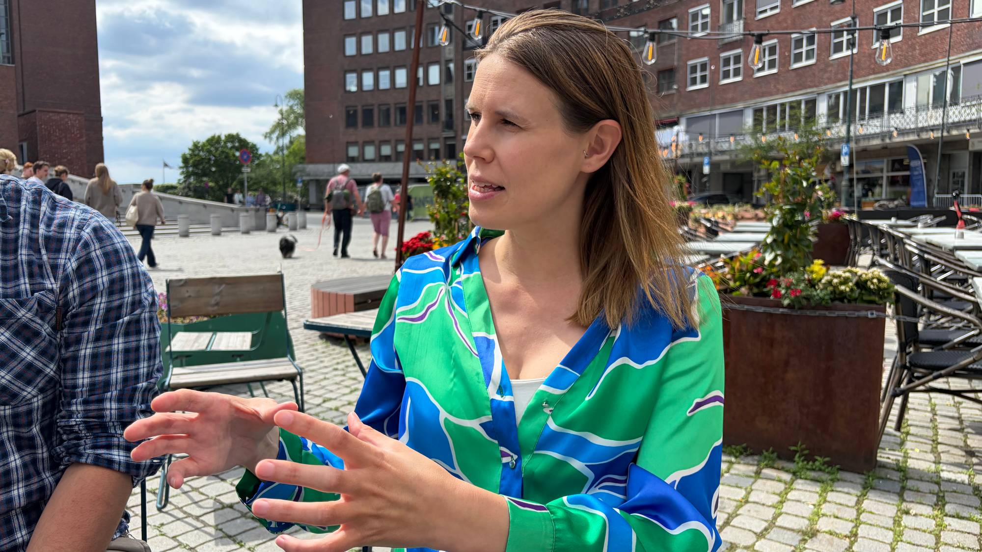 Sirin Stav i borggården ved Rådhuset