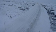 KREVJANDE: Det er krevjande køyreforhold på fleire fjellovergangar. På Riksveg 52 over Hemsedalsfjellet er vegen no open for fri ferdsle, men det kan vere glatt. 