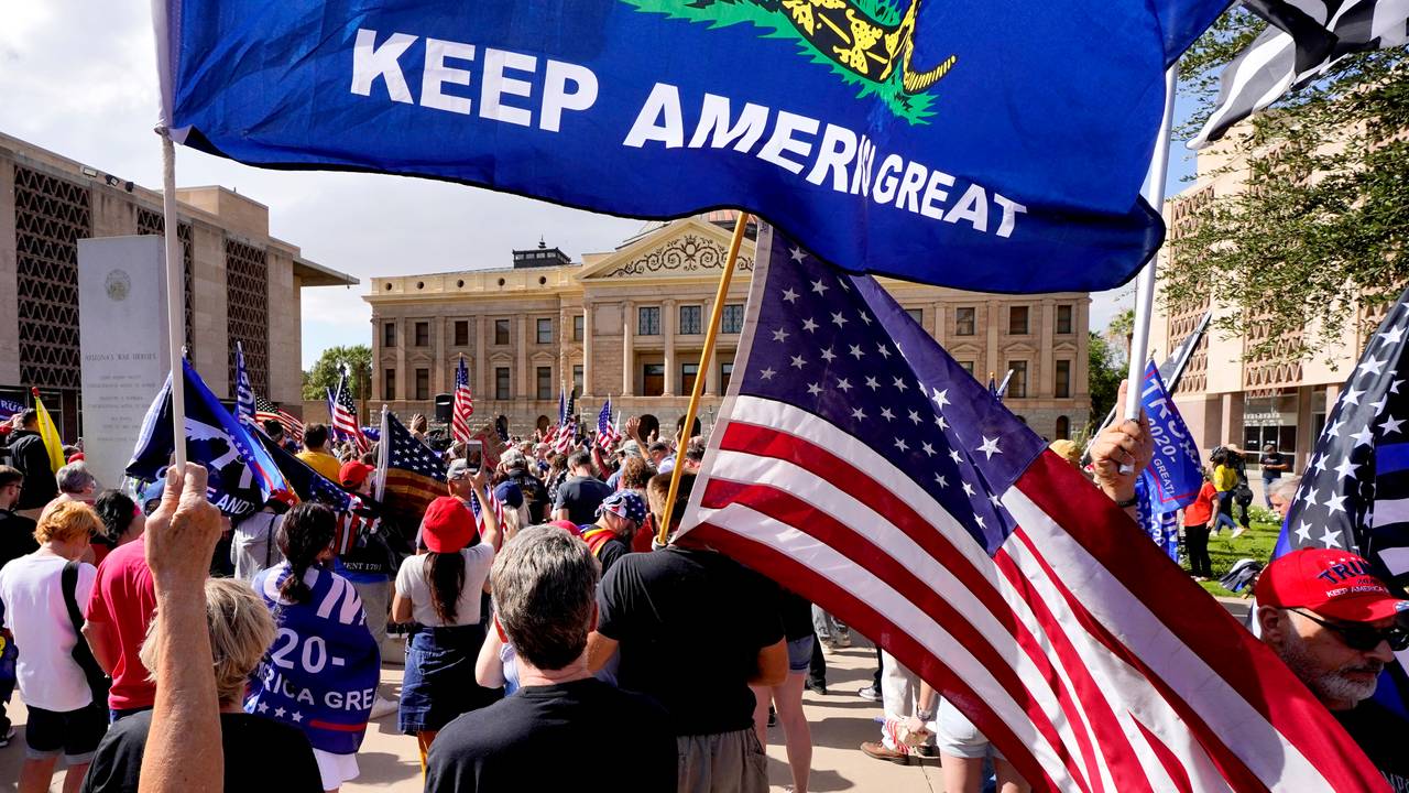 Flere Trump-supportere har møtt opp utenfor delstatsforsamlingen i Arizona. 